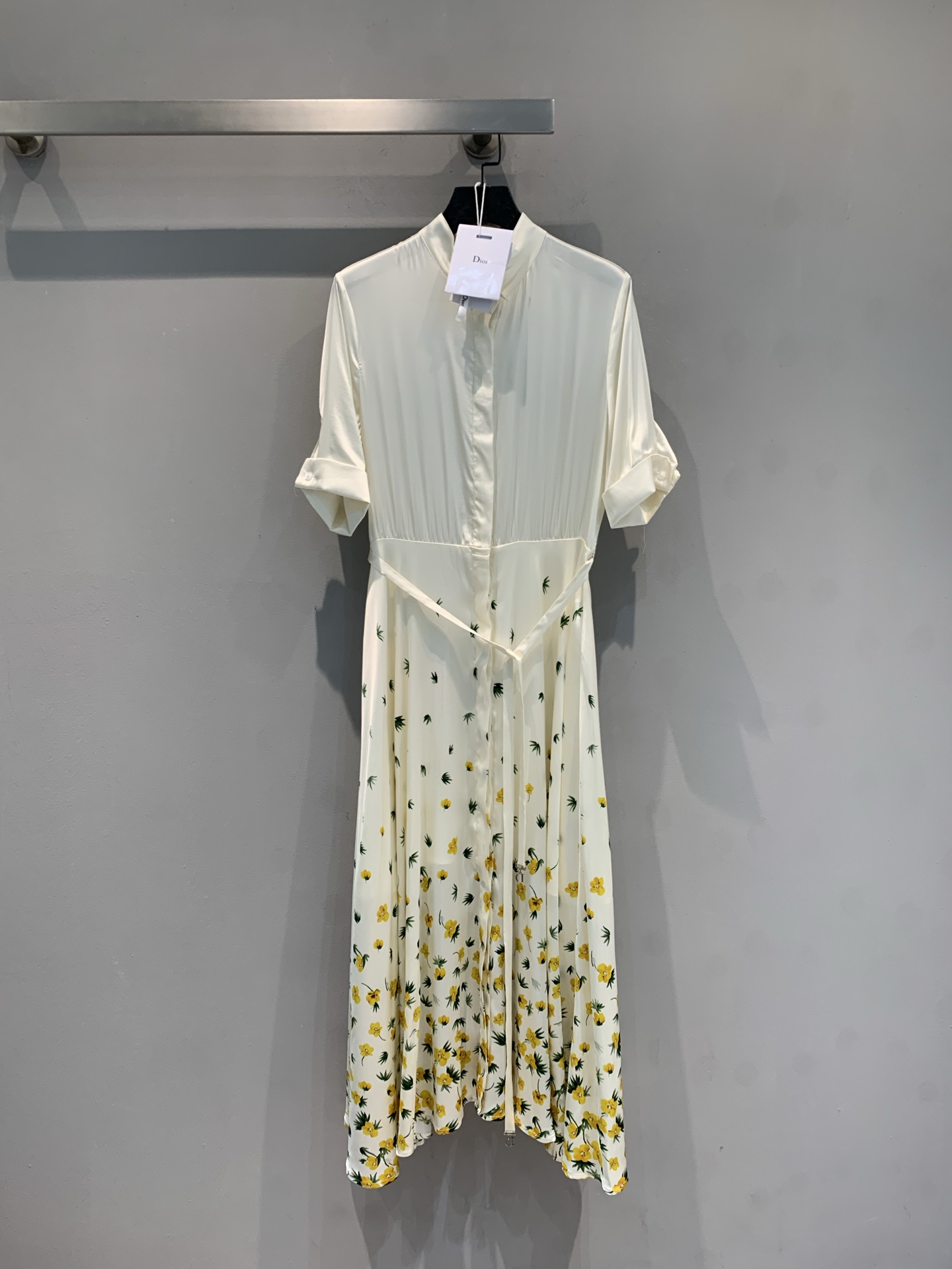 NO:794894,The new model has been shipped. The original development CD spring and summer series floral shirt-style silk dress. White base with bright yellow floral flowers, fresh and elegant, full of spring atmosphere!  Stand-up collar + quarter-sleeve design, French intellectual beauty, waist tie to modify body proportions, draped and elegant skirt, giving a sense of agility when walking. Mulberry silk fabric is light and comfortable, suitable for daily wear, dating or travel in spring and summer. It is a practical and high-end fashion item. Size 36 38 40 42,,skirts,real silk,19860909新款出货啦 原版开发 CD春夏系列花卉衬衣式真丝连衣裙.白底配明黄碎花,清新优雅,春日氛围感满满！立领+五分袖设计,法式知性美,腰间系带修饰身材比例,裙摆垂坠飘逸,走路自带灵动感.桑蚕丝面料轻盈舒适,适合春夏日常、约会或出游穿搭,是实用又高级的时尚单品.码数36 38 40 42,,skirts,real silk,,Women's clothing