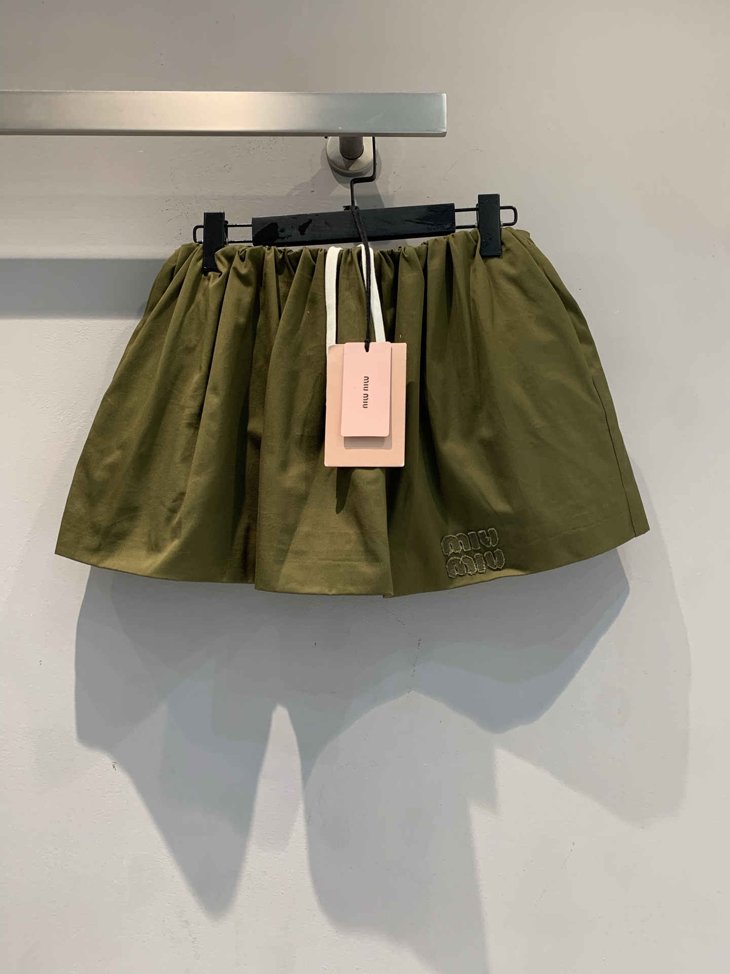NO:794907,The new model is shipped. Miumi* spring and summer series military green flower bud skirt originally developed by M. It has a drawstring waist design and a fluffy silhouette that is super playful!  The cotton fabric is light and comfortable, suitable for daily wear or going out in early spring. The skirt has the brand's embroidered logo, which is full of details and highly recognizable. Pair it with a work jacket or floral T-shirt to easily create a sweet and cool style, and get a vibrant girly look!  Size SML,,miumiu,skirts,jackets & coats,tees,t-shirt,19860909新款出货啦M原版开发Miumi*春夏系列军绿色花苞裙,抽绳束腰设计,蓬松廓形超俏皮！棉质面料轻盈舒适,日常穿搭或早春出街都很合适.裙摆有品牌刺绣徽标,细节满分,辨识度高.搭配工装外套或碎花T恤,轻松打造甜酷风,活力少女感get！码数SML,,miumiu,skirts,jackets & coats,tees，t-shirt,,Women's clothing