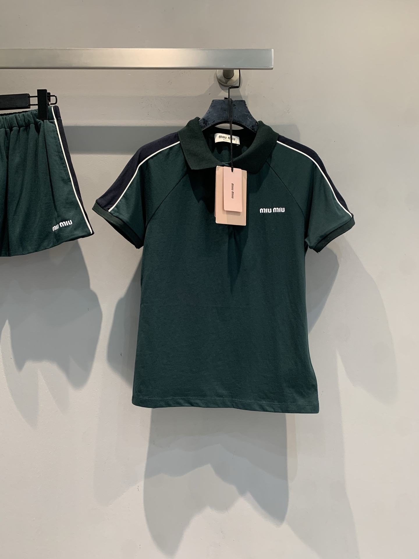NO:794895,The new model has been shipped. The original developed Miumi* spring and summer series dark green sports polo shirt, retro dark green + white stripes, simple and detailed. Short cut, slim fit and waistline, the fabric is light and breathable, super comfortable to wear in summer!  Polo collar design, sports and casual style, suitable for daily outings, dates, and outdoor use. Paired with a skirt or sports shorts of the same color, you can easily get a college style or sports style. It is fashionable and practical. It is a must-have item in the spring and summer wardrobe!  Code numberSML,,miumiu,skirts,shorts,19860909新款出货啦 原版开发 Miumi*春夏系列墨绿色运动Polo衫,复古墨绿色+白色条纹,简约又有细节感.短款剪裁,修身显腰线,面料轻薄透气,夏天穿超舒服！Polo领设计,运动休闲风,日常出街、约会、户外都很适合.搭配同色系半裙或运动短裤,轻松get学院风or运动风,时髦又实用,是春夏衣橱必备单品！码数SML,,miumiu,skirts,shorts,,Women's clothing