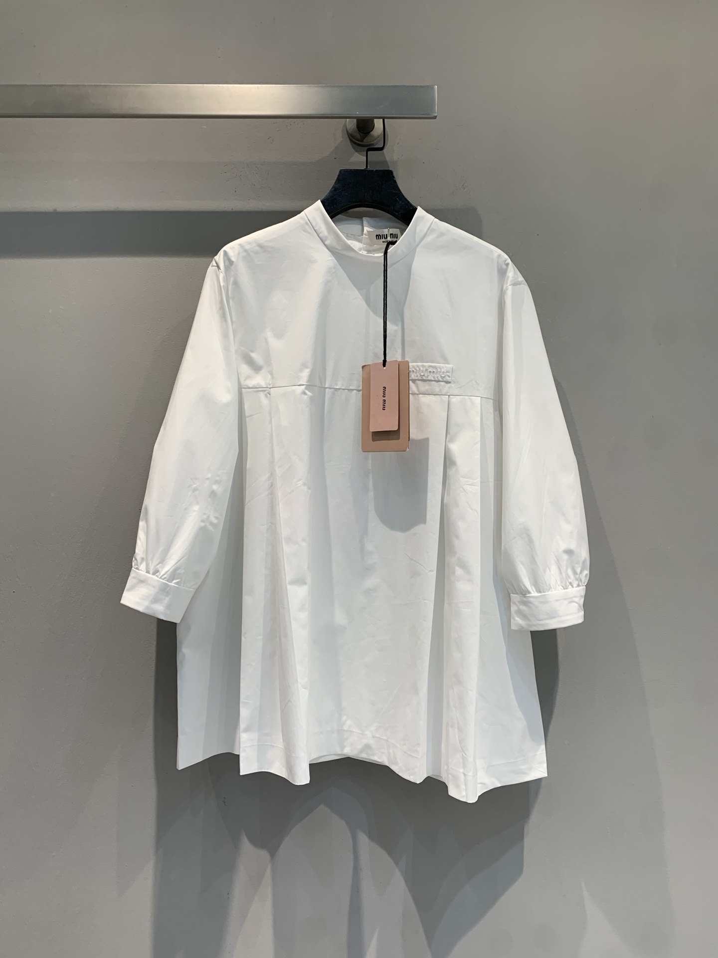 新款 原版开发 Miumi*春夏系列字母刺绣白色娃娃裙，宽松版型+伞式裙摆，对身材超友好！轻薄棉质面料，