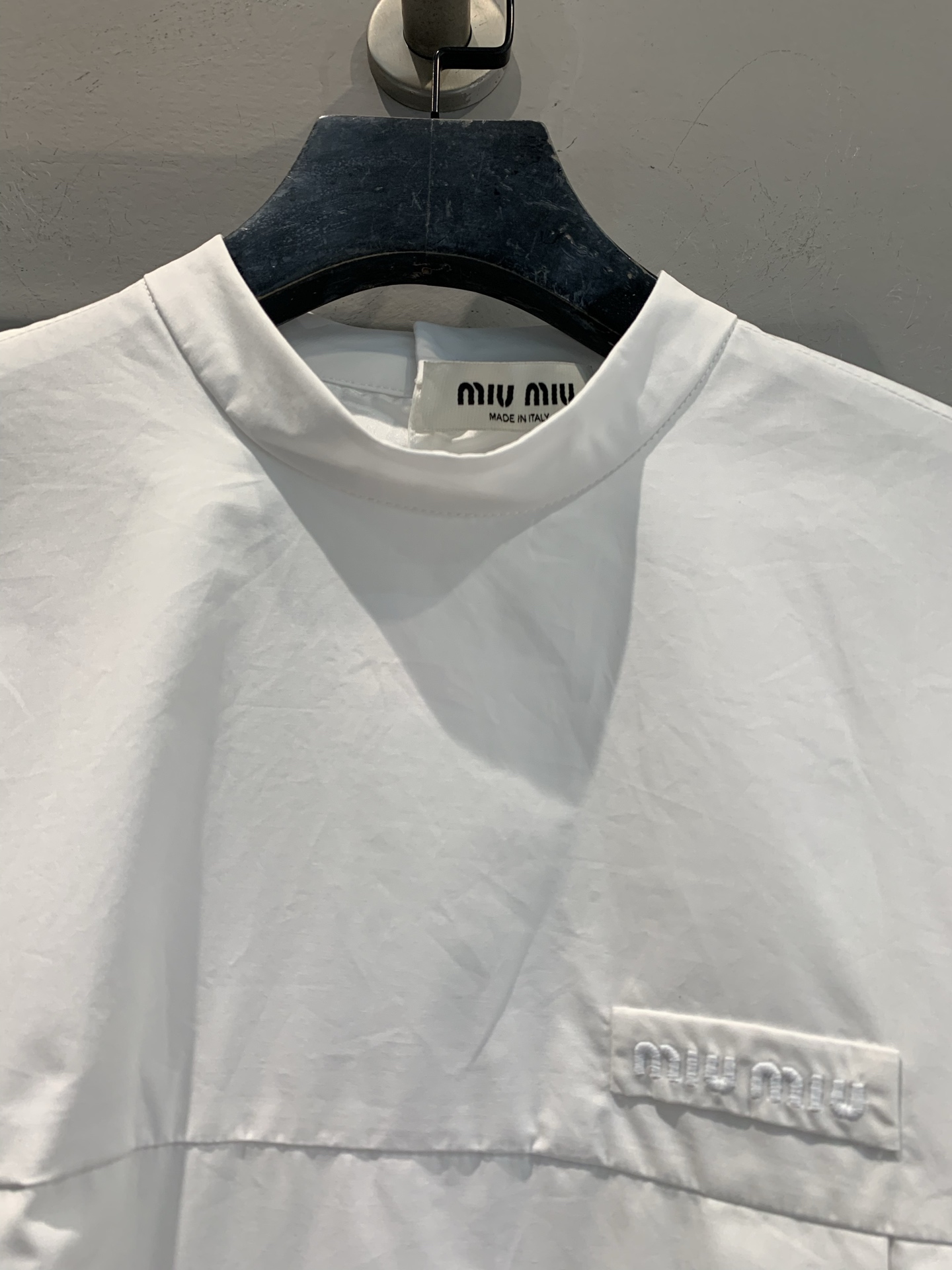 新款 原版开发 Miumi*春夏系列字母刺绣白色娃娃裙，宽松版型+伞式裙摆，对身材超友好！轻薄棉质面料，