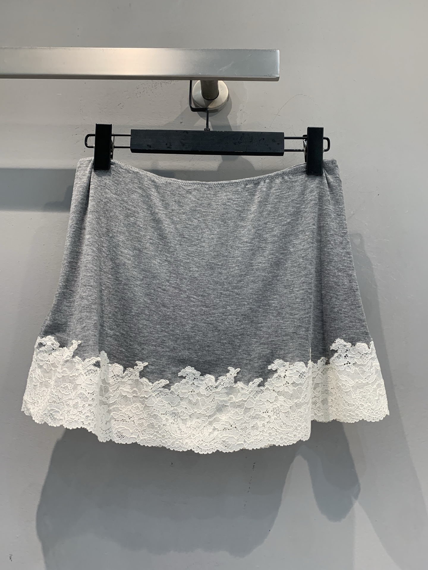 新款 原版开发 Miumi*春夏系列灰色蕾丝拼接半身裙，柔软针织面料+白色蕾丝花边，复古少女感满满✨。A