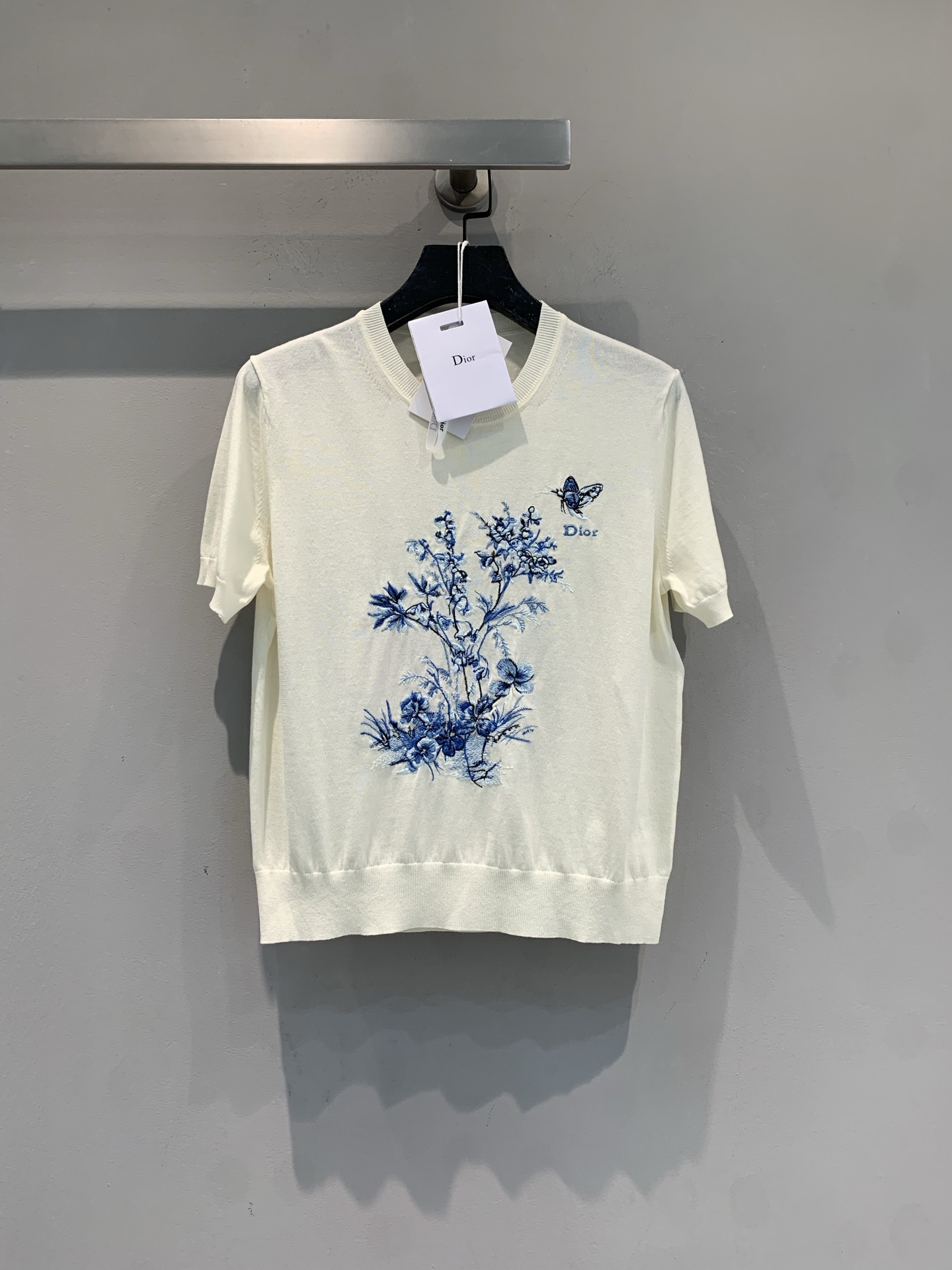 NO:795469,The new model has been shipped. The original development CD spring and summer series Rui embroidered floral knitted short sleeves. Sheep wool + mulberry silk blend, soft, breathable and super comfortable!  The blue Floral Garden Rui print embroidery on the front is inspired by the decorative arts of the 18th century. It is full of poetry and pays homage to nature. Regular fit + ribbed trim, exquisite details, easy to match for daily commuting or leisure, with elegant temperament!  Code number 36 38 40,,T-shirt,19860909新款出货啦原版开发 CD春夏系列茹伊刺绣花卉针织短袖.绵羊毛+桑蚕丝混纺,柔软透气超舒适！正面蓝色Floral Garden茹伊印花刺绣,灵感来自18世纪装饰艺术,诗意满满,致敬自然.常规版型+罗纹饰边,细节精致,日常通勤或休闲都能轻松搭配,优雅气质拿捏住！码数36 38 40,,T-shirt,,Women's clothing