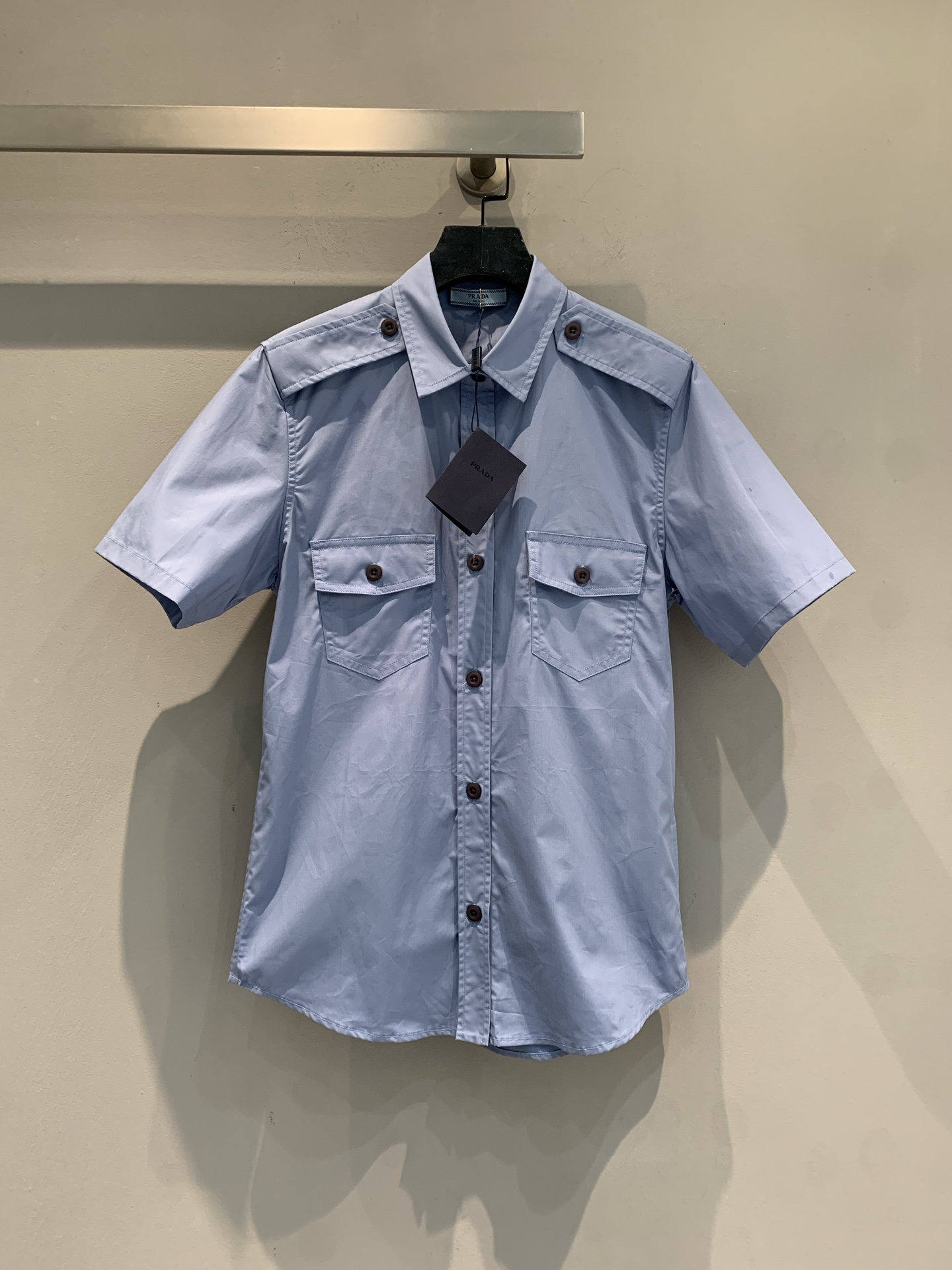 新款 原版开发 Prad*春夏系列工装风短袖衬衫，浅蓝色调+翻领多口袋设计，军事风与日常实用感兼具✨。高