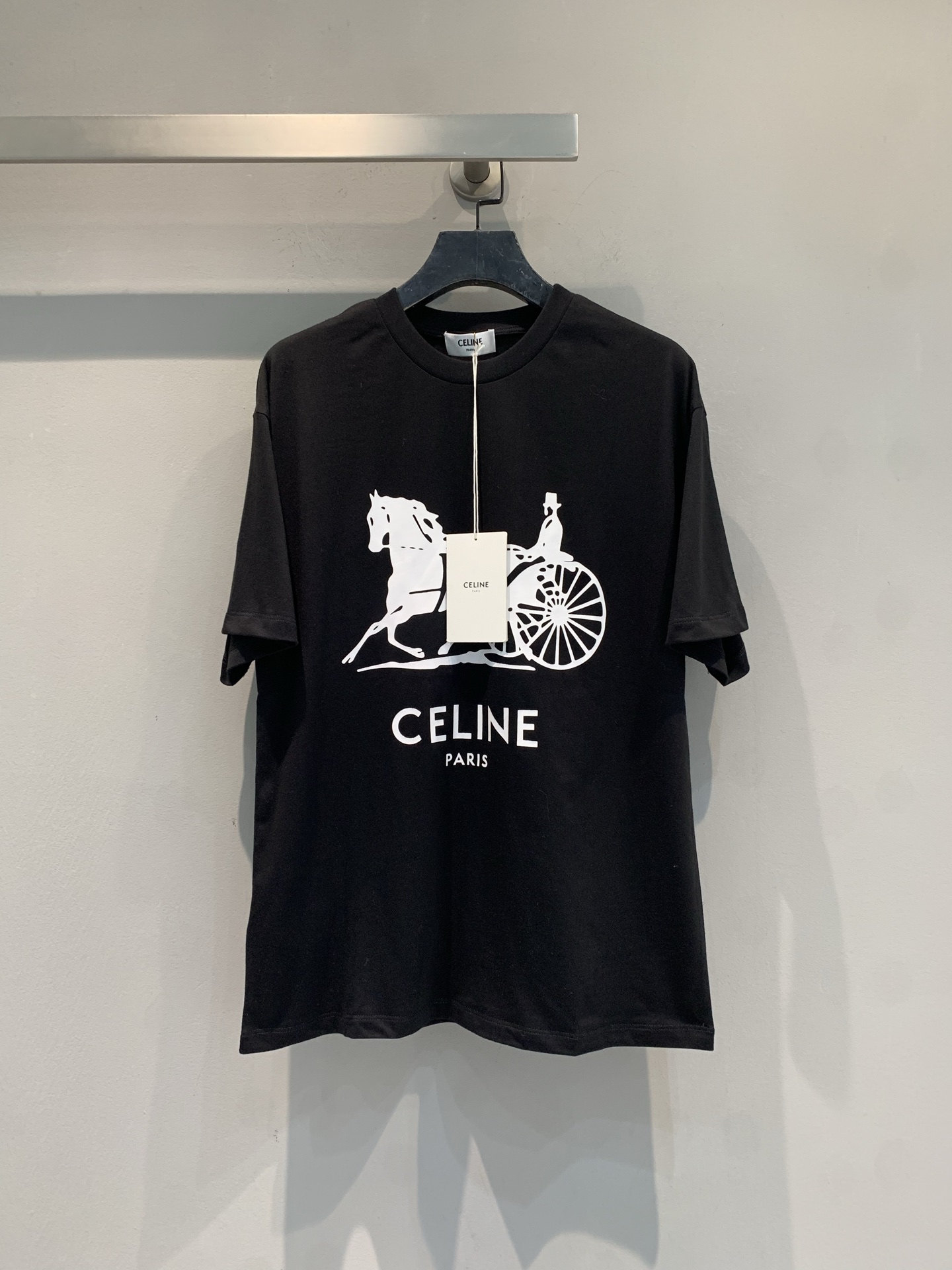 NO:795465,The new model has been shipped. M is the original development of Celin* spring and summer series carriage logo short-sleeved T-shirt, made of pure cotton, soft and comfortable, perfect for spring and summer!  The black carriage logo + the words 'CELINE PARIS' on the front are simple and recognizable. The loose fit is OK to wear alone or layered with a suit or a denim jacket. It can easily create a casual and fashionable feeling ~ classic design, versatile and easy to match, it is an evergreen must-have in the wardrobe!  Size SML,,celine,jackets & coats,T-shirt,tees,t-shirt,business suit,19860909新款出货啦M 原版开发 Celin*春夏系列马车Logo短袖T恤,纯棉材质,柔软舒适,春夏穿超合适！正面黑色马车Logo+“CELINE PARIS”字样,简约又有辨识度.宽松版型,单穿或叠搭西装、牛仔外套都很OK,轻松打造随性时髦感～经典设计,百搭不挑人,是衣橱必备常青款！码数SML,,celine,jackets & coats,T-shirt,tees，t-shirt,business suit,,Women's clothing