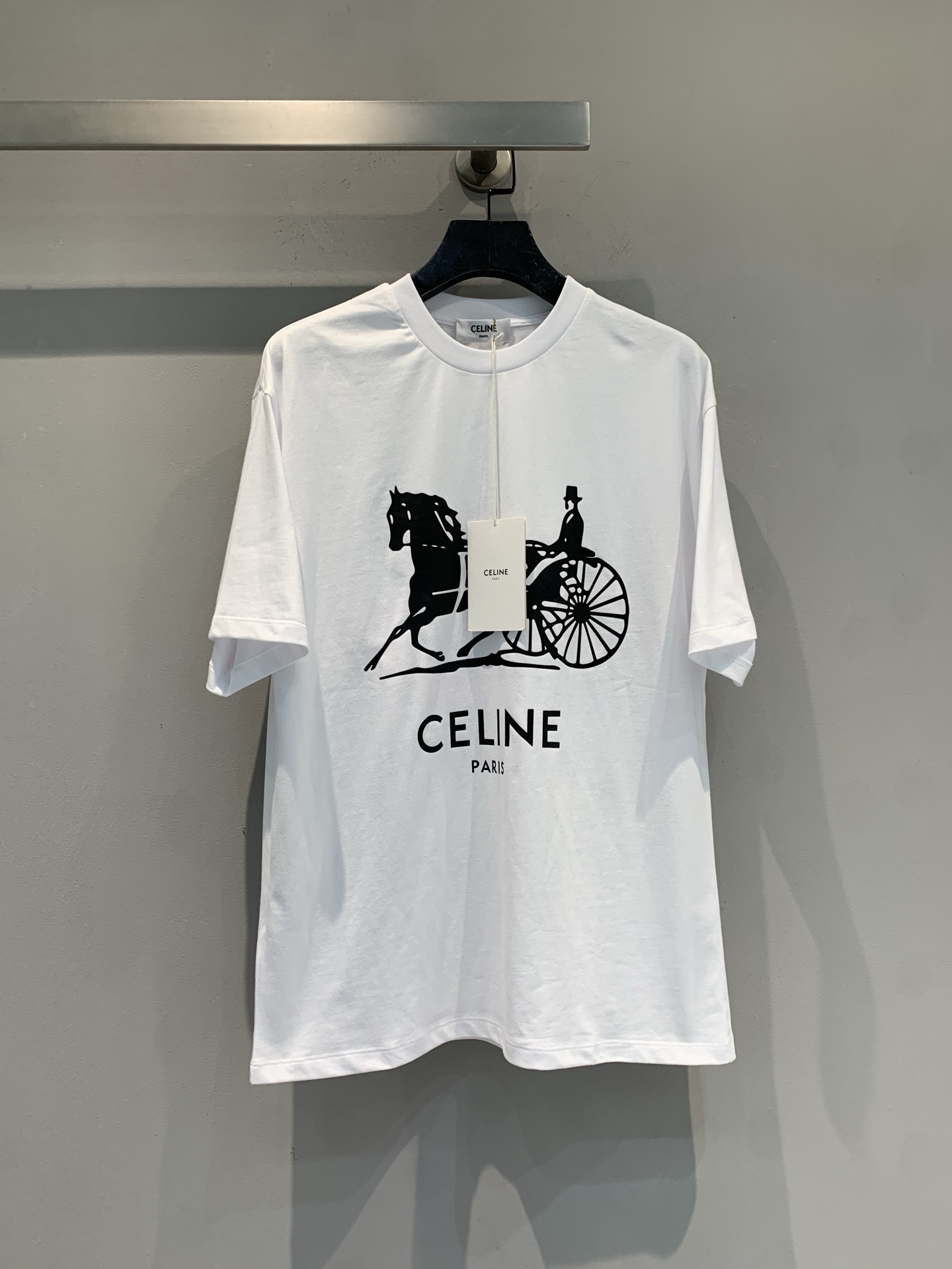 NO:795467,The new model has been shipped. M original development Celin* spring and summer series carriage logo short-sleeved T-shirt, made of pure cotton, soft and comfortable, perfect for spring and summer!  The black carriage logo + the words 'CELINE PARIS' on the front are simple and recognizable. The loose fit is OK to wear alone or layered with a suit or a denim jacket. It can easily create a casual and fashionable feeling ~ classic design, versatile and easy to match, it is an evergreen must-have in the wardrobe!  Size SML,,celine,jackets & coats,T-shirt,tees,t-shirt,business suit,19860909新款出货啦M原版开发 Celin*春夏系列马车Logo短袖T恤,纯棉材质,柔软舒适,春夏穿超合适！正面黑色马车Logo+“CELINE PARIS”字样,简约又有辨识度.宽松版型,单穿或叠搭西装、牛仔外套都很OK,轻松打造随性时髦感～经典设计,百搭不挑人,是衣橱必备常青款！码数SML,,celine,jackets & coats,T-shirt,tees，t-shirt,business suit,,Women's clothing