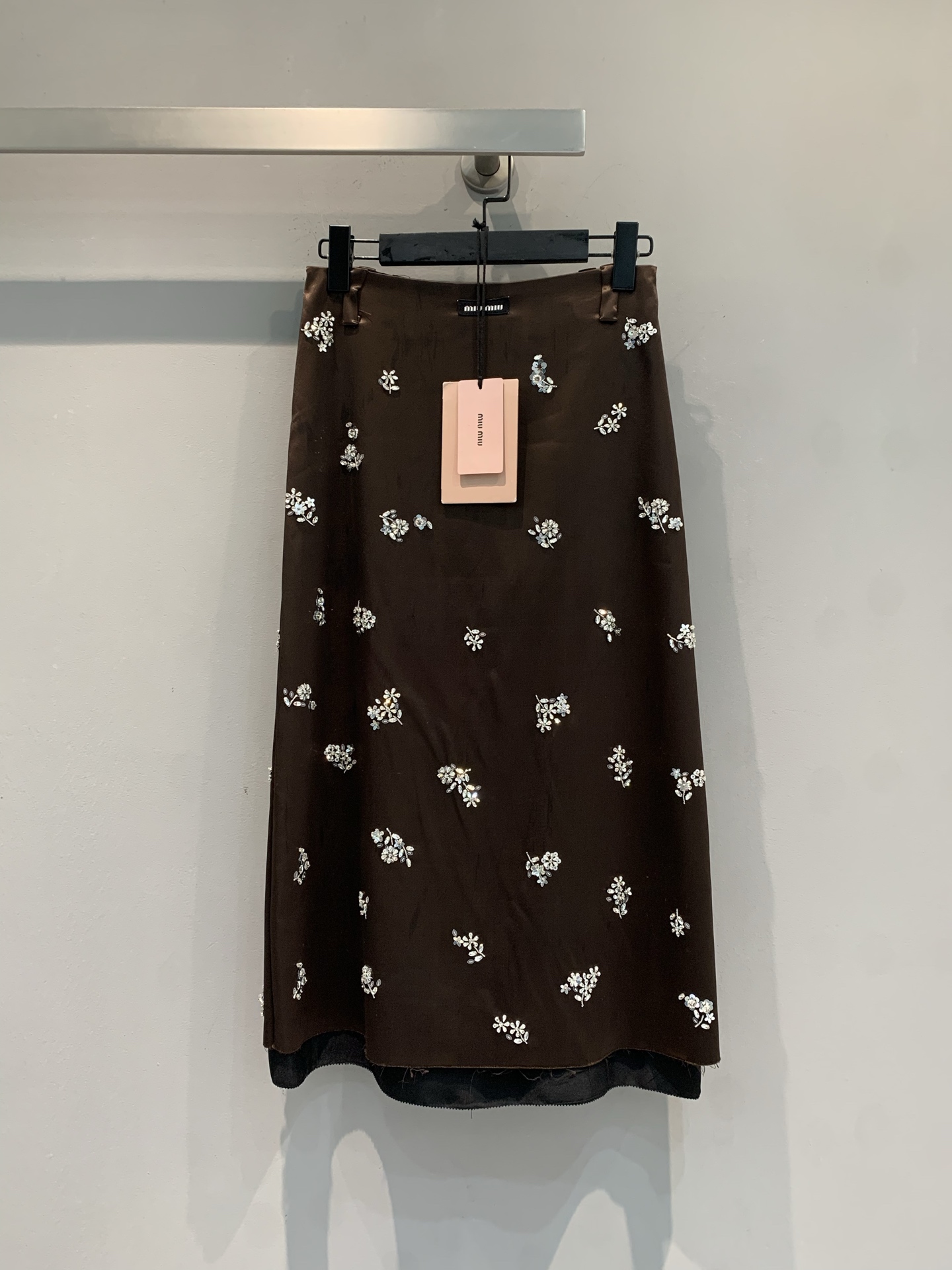 NO:794899,The new model is now shipping. The original developed Miumi*Confidential series heavy-duty dark brown silk skirt. The satin material has a glossy feel, embellished with exquisite heavy-duty floral embroidery, and the details are perfect. The skirt is slim-fitting, elegant and elegant. The overall style combines girlishness and advanced customization, suitable for formal occasions or photo shoots. Pair it with high heels of the same color to show more nobility. Craftsmanship, quality and style!  Size SML,,miumiu,high heels,skirts,real silk,19860909新款出货啦M 原版开发 Miumi*Confidential系列重工深棕真丝半裙.缎面材质自带光泽感,点缀精致重工花卉刺绣,细节满分半身裙剪裁修身,优雅又显气质.整体风格融合少女感与高级定制,适合正式场合或写真拍摄,搭配同色高跟鞋更显贵气.匠心工艺,品质与风格兼具！码数SML,,miumiu,high heels,skirts,real silk,,Women's clothing