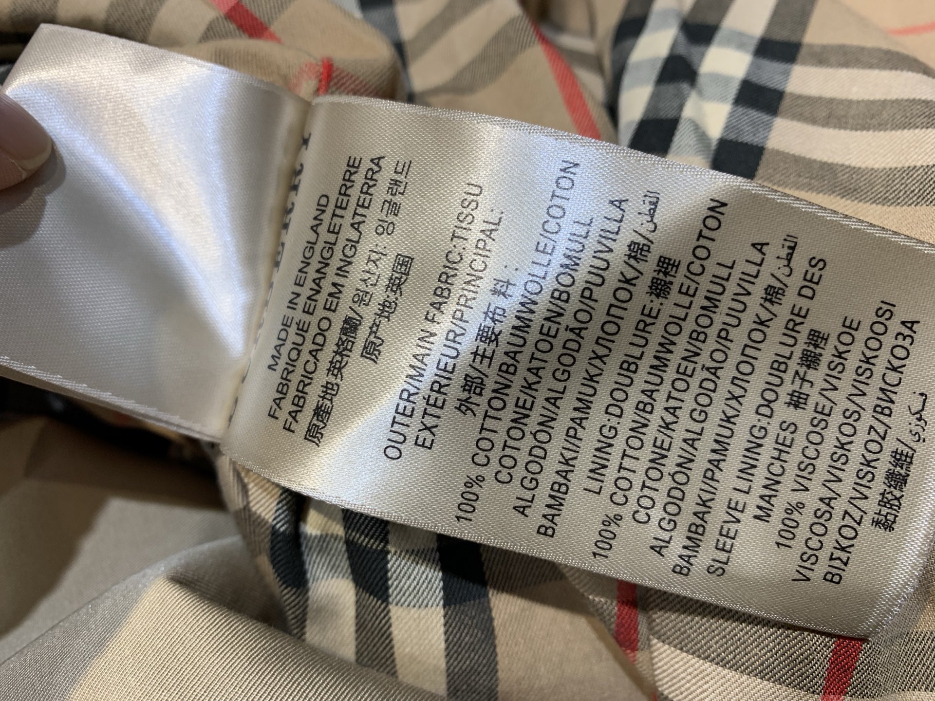 新款🔥出货啦📢 原版开发 配防尘袋 Burberr*肯辛顿中长款风衣，经典卡其色，采用防风防雨嘎巴甸面料