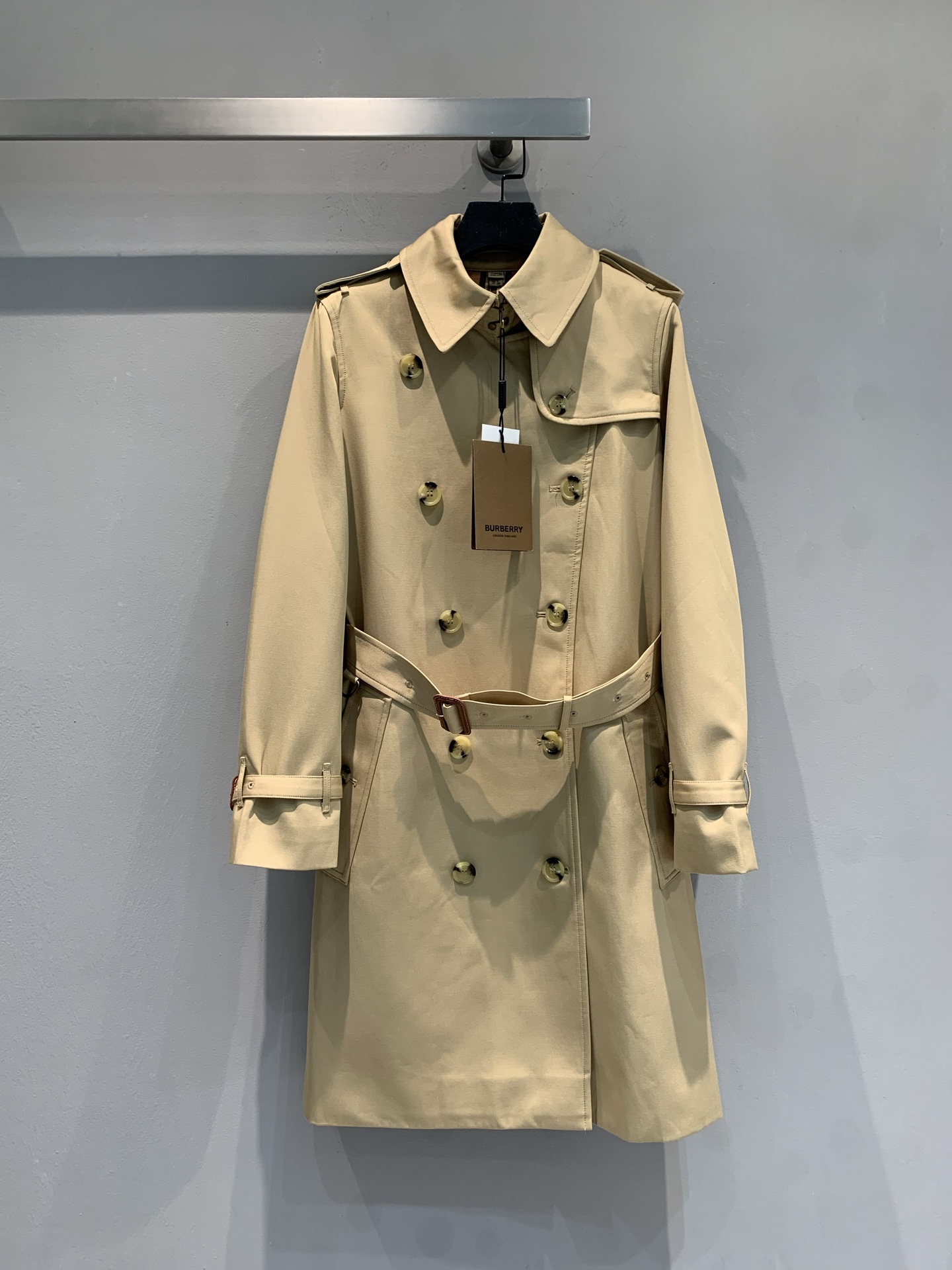 NO:794888,The new model is shipped and originally developed with a dust bag. Burberr* Kensington mid-length windbreaker, classic khaki color, made of windproof and rainproof gabardine fabric, full of British style. Double-breasted + belt + epaulette design, slim cut, suitable for commuting and casual occasions. Mid-length length, very suitable for spring and autumn, warm and not bloated. Elegant and practical, versatile and not picky, easy to enhance your temperament. Size SMLXL,, burberry,19860909新款出货啦原版开发 配防尘袋 Burberr*肯辛顿中长款风衣,经典卡其色,采用防风防雨嘎巴甸面料,英伦风满满.双排扣+腰带+肩章设计,修身剪裁,适合通勤和休闲场合穿搭.中长款长度,春秋季节超适合,保暖又不臃肿.优雅实用,百搭不挑人,轻松提升气质.码数SMLXL,,burberry,,Women's clothing