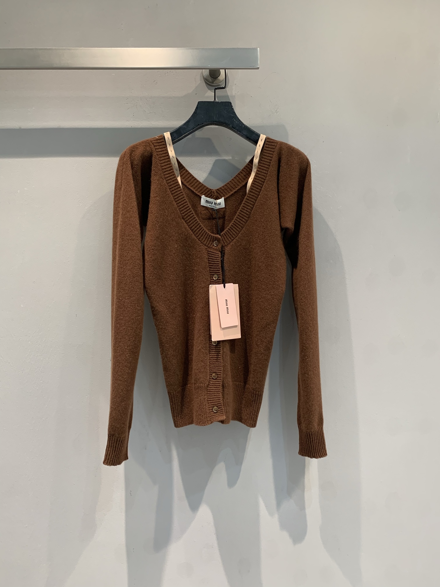 NO:795480,The new model has been shipped. Miumi*'s new early spring brown V-neck knitted cardigan is made of high-quality cashmere, soft and warm, perfect for spring and autumn!  The V-neck modifies the face shape and elongates the neck line. It looks great when worn alone or layered. The front button design makes it easy to put on and take off. The dark brown color is versatile and can be easily worn for commuting and leisure. It is slim-fitting, simple and elegant, and can easily create a modern casual style. It is a must-have item in the wardrobe!  Code number SML,,miumiu,19860909新款出货啦 miumi*早春新款棕色V领针织开衫,采用高品质山羊绒,柔软又保暖,春秋穿超合适！V领修饰脸型,拉长颈部线条,单穿或叠搭都很出彩.正面纽扣设计,穿脱方便,深棕色百搭,通勤休闲都能轻松驾驭.修身剪裁,简约优雅,轻松打造摩登休闲风,是衣橱必备单品！码数SML,,miumiu,,Women's clothing