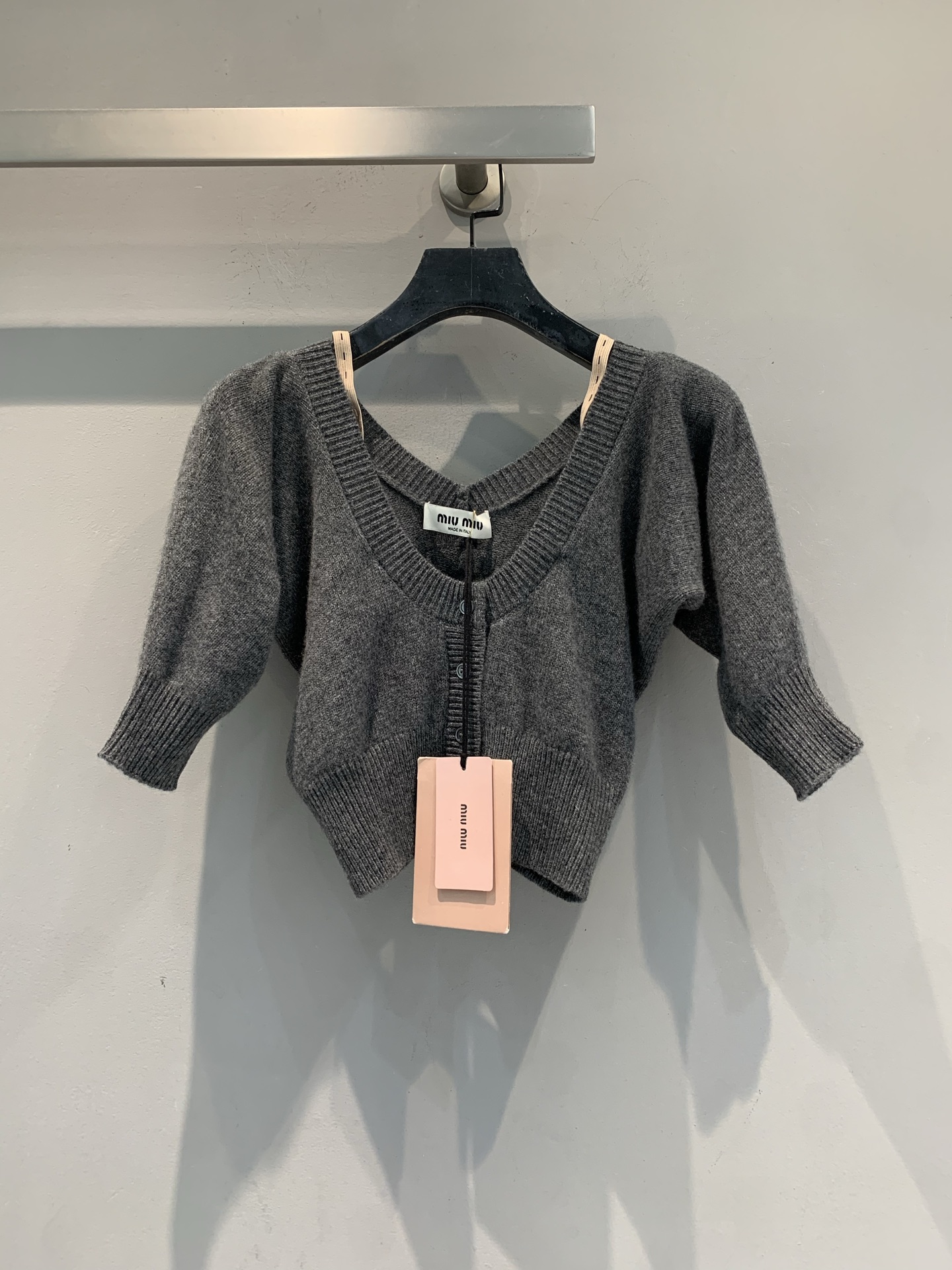 NO:795460,The new model is on the way. M original development Miumi* spring and summer series one-shoulder gray knitted short top, soft knitted fabric, V-neck + short-sleeved design, simple and detailed. Front buttons are embellished, easy to put on and take off, full of layering. The short cut is perfect for matching with high-waisted pants or skirts, easily create a fashionable daily look!  The brand label is clear and the texture is online. It is just right to wear in spring and autumn, comfortable and versatile ~ size SML, miumiu, skirts, T-shirt,19860909新款出货啦M 原版开发 Miumi*春夏系列一字肩灰色针织短款上衣,柔软针织面料,V领+短袖设计,简约又有细节感.正面纽扣点缀,方便穿脱,层次感满满.短款剪裁超适合搭配高腰裤或裙装,轻松打造时髦日常look！品牌标签清晰,质感在线,春秋季节穿着刚刚好,舒适又百搭～码数SML,,miumiu,skirts,T-shirt,,Women's clothing