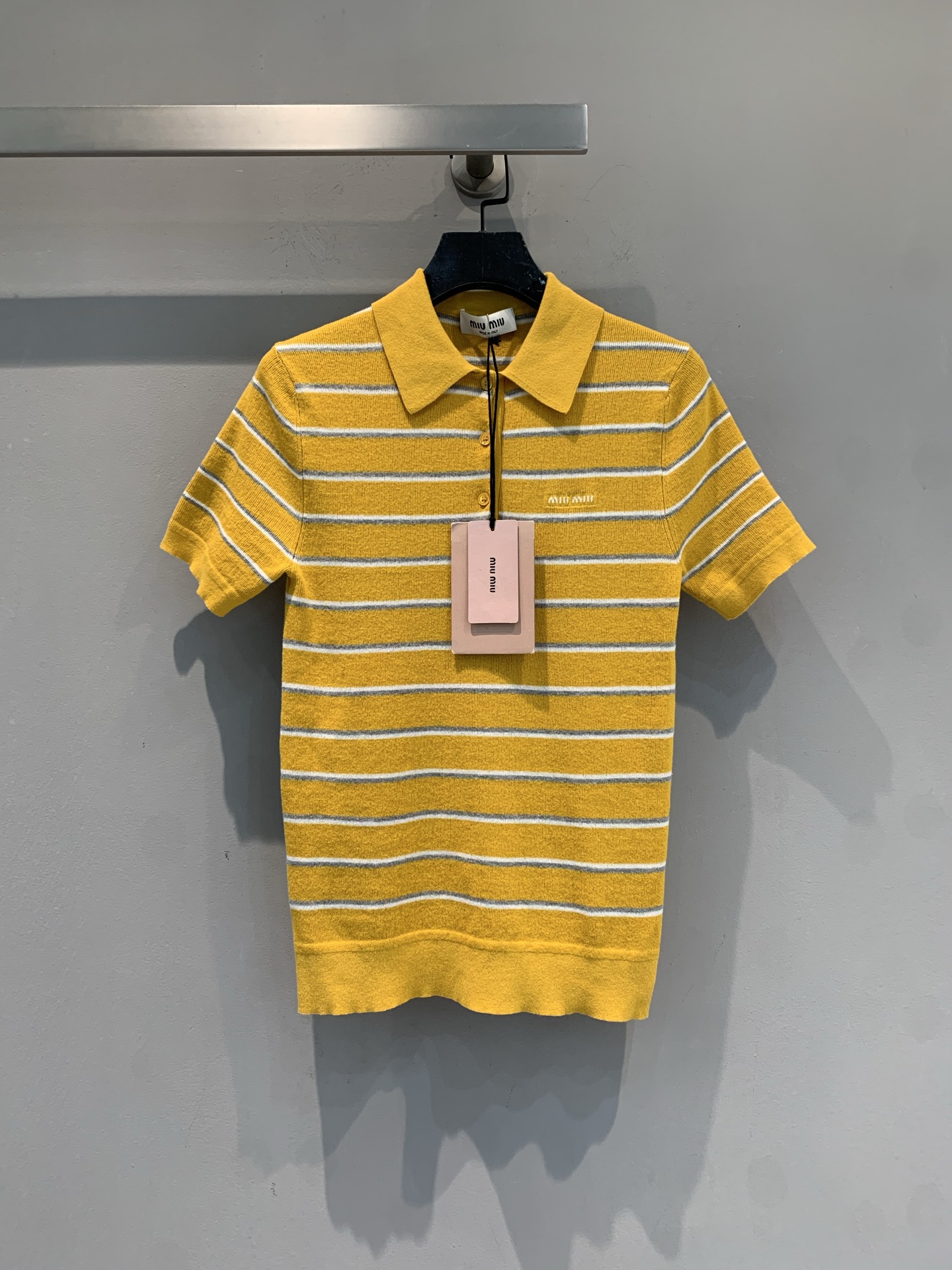 NO:795476,The new model is shipping. M is the original development of Miumi* spring and summer series striped knitted Polo shirt. It is made of cotton knitted fabric, soft and breathable, and super comfortable to wear in spring and summer!  The classic lapel + thin white stripes, the small logo on the chest are super delicate, and full of college style. The short slim fit and prominent waistline look great with skirts or high-waisted pants. You can easily get a sweet-cool or college-style look!  The bright yellow color is super energetic and can be easily used for commuting, dating, and daily life. It is a must-have and versatile item for the spring and summer wardrobe ~Size SML,,miumiu,skirts,19860909新款出货啦M 原版开发 Miumi*春夏系列条纹针织Polo衫,采用棉质针织面料,柔软透气,春夏穿超舒服！经典翻领+细白条纹,胸前小徽标超精致,学院风满满.短款修身版型,显腰线,搭裙装或高腰裤都很出彩,轻松get甜酷风or学院风穿搭！明亮黄色超有活力,通勤、约会、日常都能轻松驾驭,是春夏衣橱必备百搭单品～码数SML,,miumiu,skirts,,Women's clothing