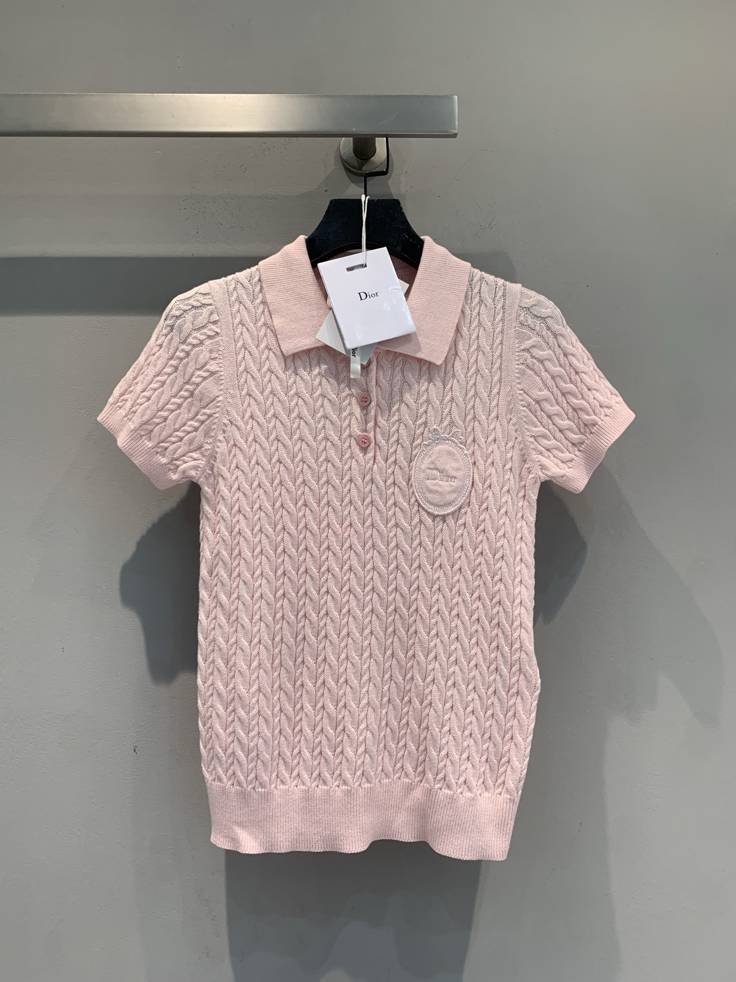 新款🆕 原版开发 CD春夏系列徽章麻花纹针织Polo衫，采用高品质羊毛混纺，柔软亲肤，透气性超赞！经典P