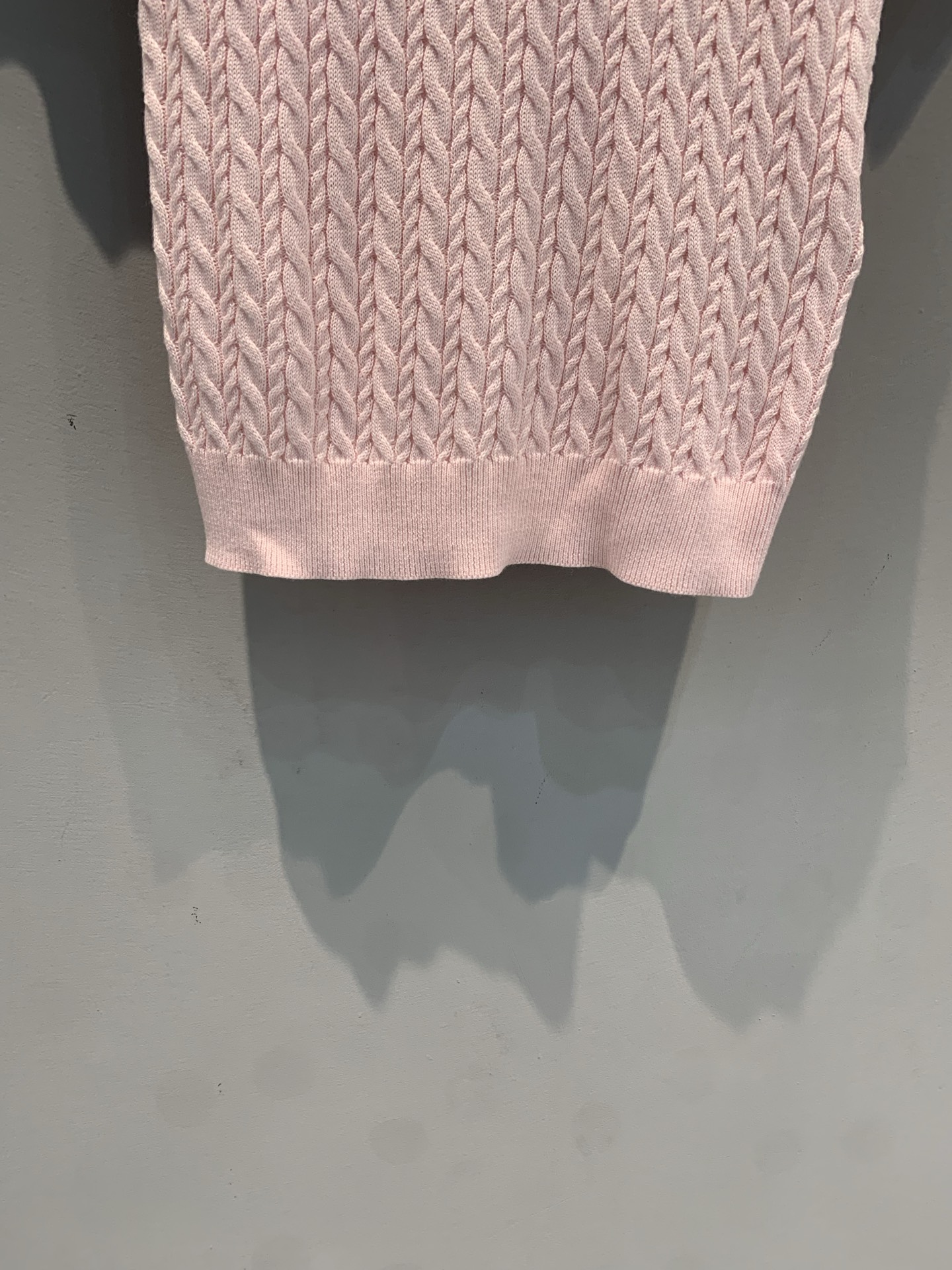 新款🆕 原版开发 CD春夏系列徽章麻花纹针织Polo衫，采用高品质羊毛混纺，柔软亲肤，透气性超赞！经典P