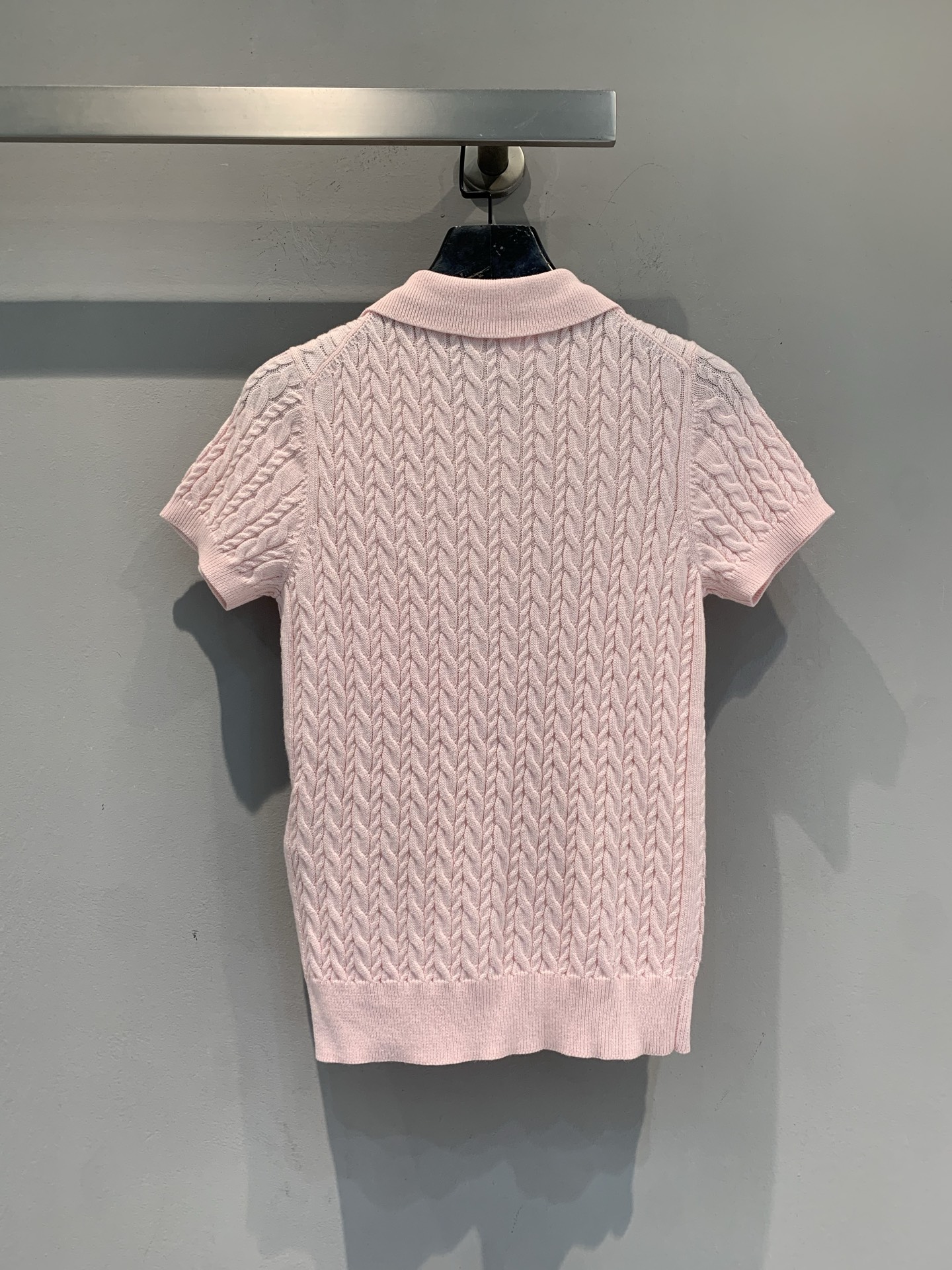 新款🆕 原版开发 CD春夏系列徽章麻花纹针织Polo衫，采用高品质羊毛混纺，柔软亲肤，透气性超赞！经典P