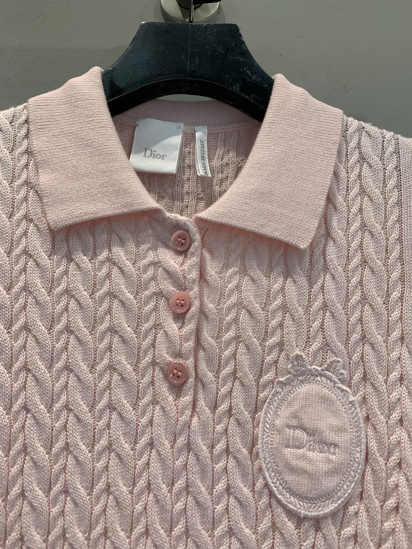 新款🆕 原版开发 CD春夏系列徽章麻花纹针织Polo衫，采用高品质羊毛混纺，柔软亲肤，透气性超赞！经典P