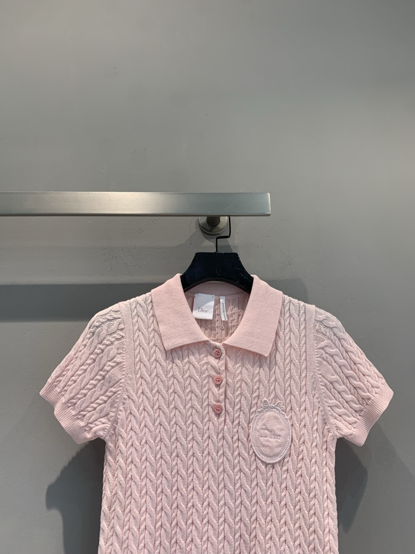 新款🆕 原版开发 CD春夏系列徽章麻花纹针织Polo衫，采用高品质羊毛混纺，柔软亲肤，透气性超赞！经典P