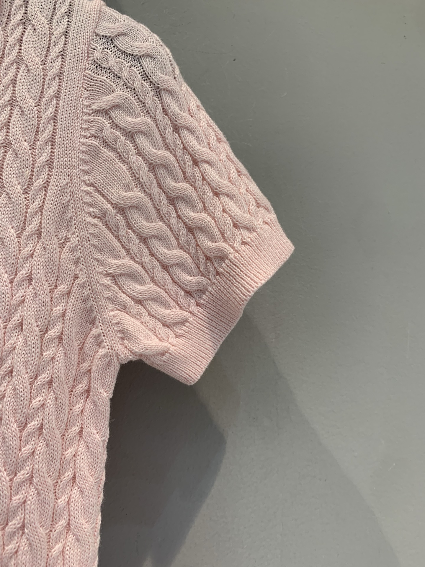 新款🆕 原版开发 CD春夏系列徽章麻花纹针织Polo衫，采用高品质羊毛混纺，柔软亲肤，透气性超赞！经典P