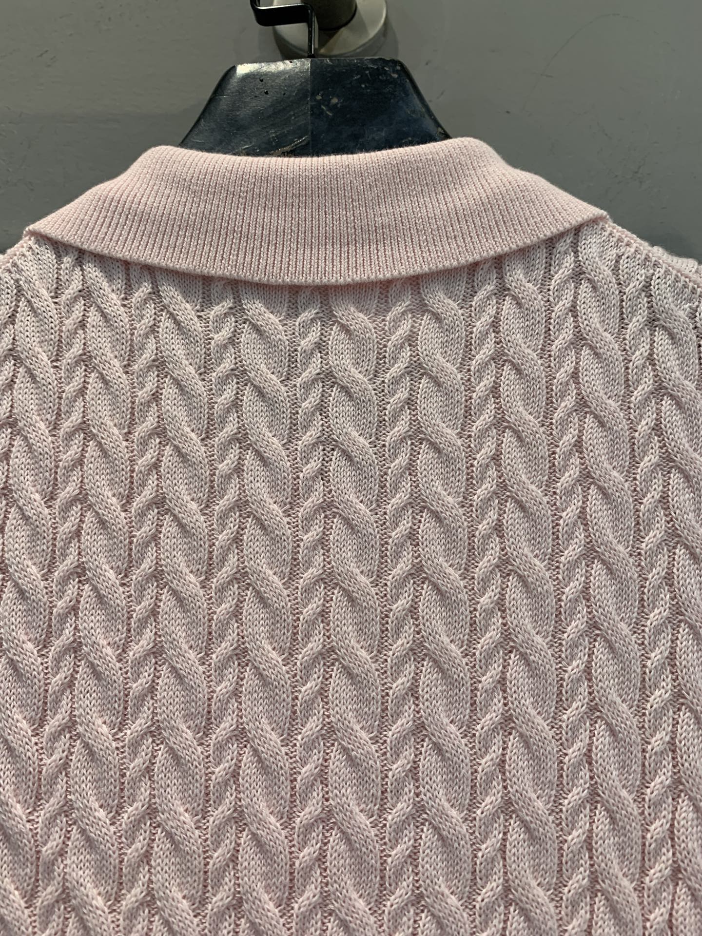 新款🆕 原版开发 CD春夏系列徽章麻花纹针织Polo衫，采用高品质羊毛混纺，柔软亲肤，透气性超赞！经典P