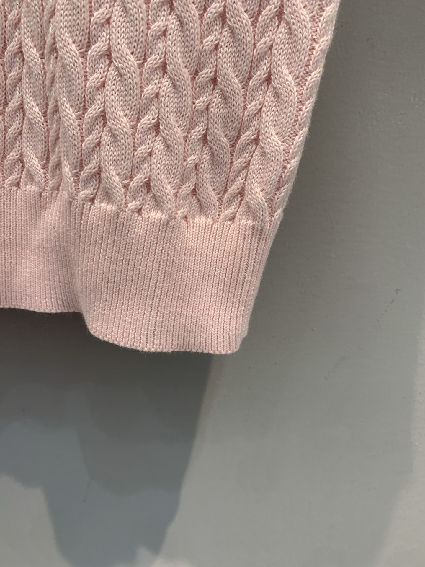 新款🆕 原版开发 CD春夏系列徽章麻花纹针织Polo衫，采用高品质羊毛混纺，柔软亲肤，透气性超赞！经典P