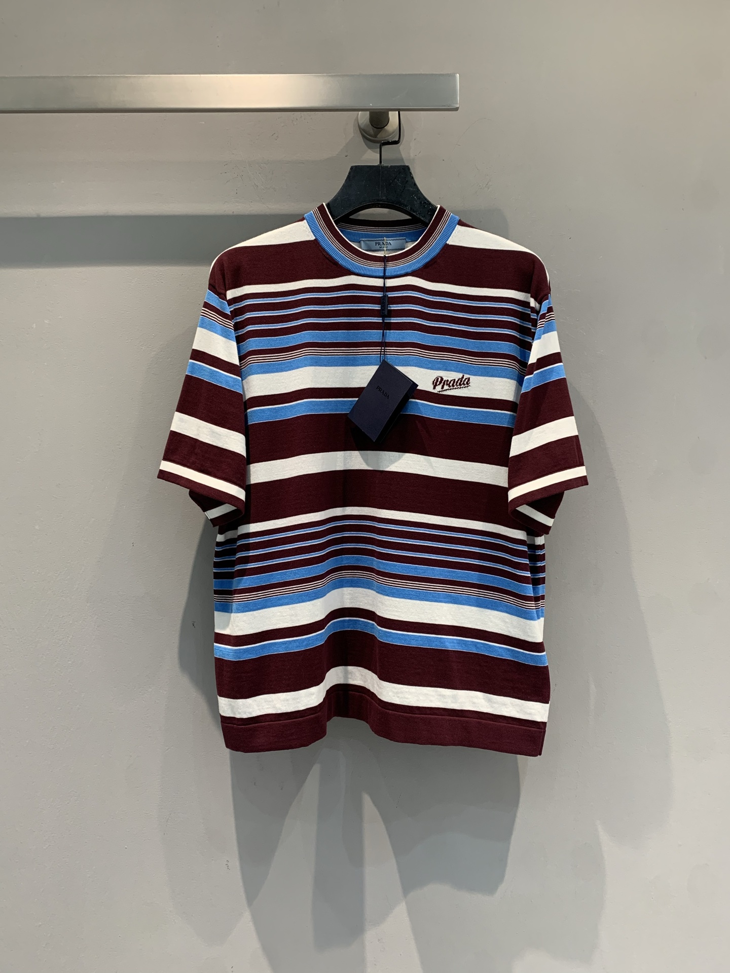 NO:795468,The new model is shipping. Originally developed by Prad* spring and summer series, contrasting striped knitted short-sleeves, burgundy, blue, and white contrasting design, retro and fashionable!  Soft knitted fabric, breathable and comfortable, perfect for spring and summer ~ Polo collar + chest logo, the details are full of loose fit, you can wear it with a pleated skirt or jeans, you can easily get a lazy and casual style, you can wear it for daily commuting, it is a must-have and versatile item in the wardrobe!  Size SML,,prada,skirts,jeans,T-shirt,19860909新款出货啦原版开发 Prad*春夏系列撞色条纹针织短袖,酒红、蓝、白撞色设计,复古又时髦！柔软针织面料,透气舒适,春夏穿超合适～Polo领+胸前Logo,细节满分宽松版型,随便搭百褶裙or牛仔裤,轻松get慵懒休闲风,通勤日常都能穿,是衣橱必备百搭单品！码数SML,,prada,skirts,jeans,T-shirt,,Women's clothing