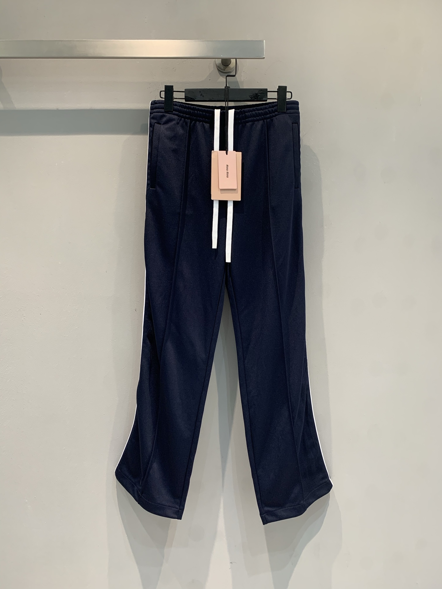 NO:795472,The new model is on the way. M original development Miumi* spring and summer series sports style drawstring wide-leg pants. High waist + white drawstring design, simple and detailed. Loose straight version, strong drape, modified leg shape and super slimming!  The fabric is comfortable and breathable, making it easy to control for daily commuting and leisure. Pair it with a short top or knitted vest to easily get a fashionable proportion of short top and long bottom. It is a practical and fashionable must-have item!  Code number SML,,miumiu,19860909新款出货啦M原版开发 Miumi*春夏系列运动风抽绳阔腿裤.高腰+白色抽绳设计,简约又有细节感.宽松直筒版型,垂坠感强,修饰腿型超显瘦！面料舒适透气,日常通勤、休闲都能轻松驾驭.搭配短款上衣或针织背心,轻松get上短下长时髦比例,是实用又时髦的必备单品！码数SML,,miumiu,,Women's clothing