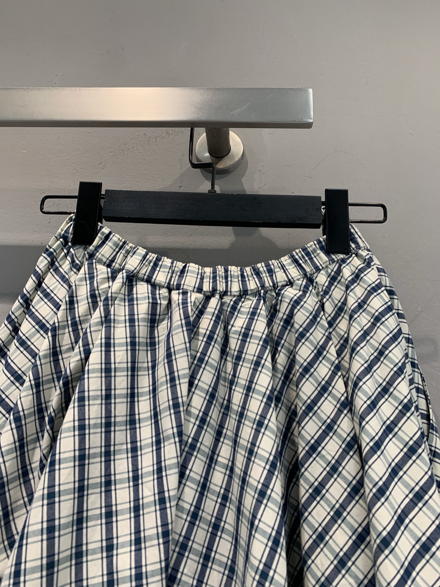 新款🆕 原版开发 Prad*春夏系列松紧腰细格纹半裙。 黑白细格纹设计，复古又清新，伞裙结构超有层次感，