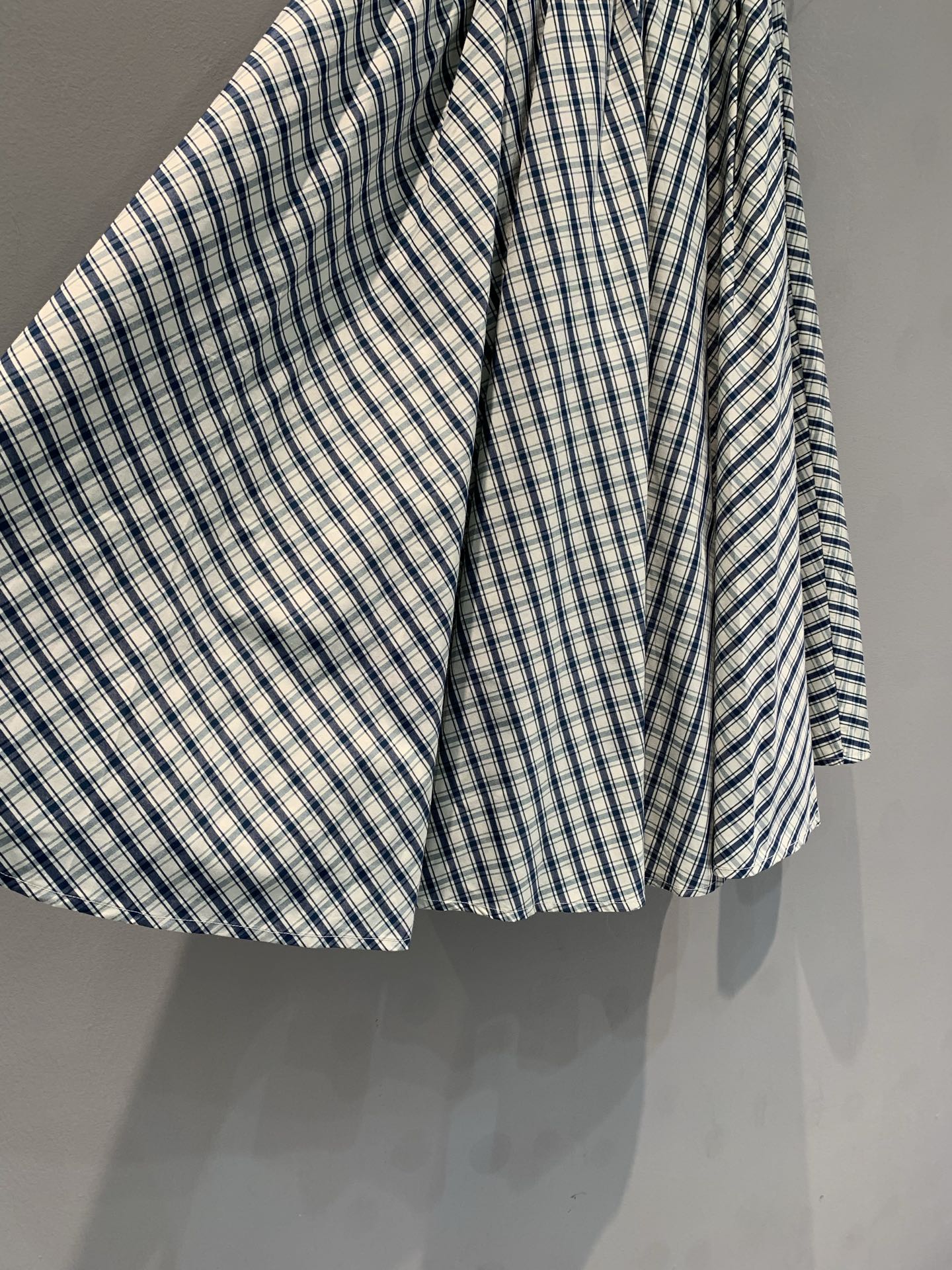 新款🆕 原版开发 Prad*春夏系列松紧腰细格纹半裙。 黑白细格纹设计，复古又清新，伞裙结构超有层次感，