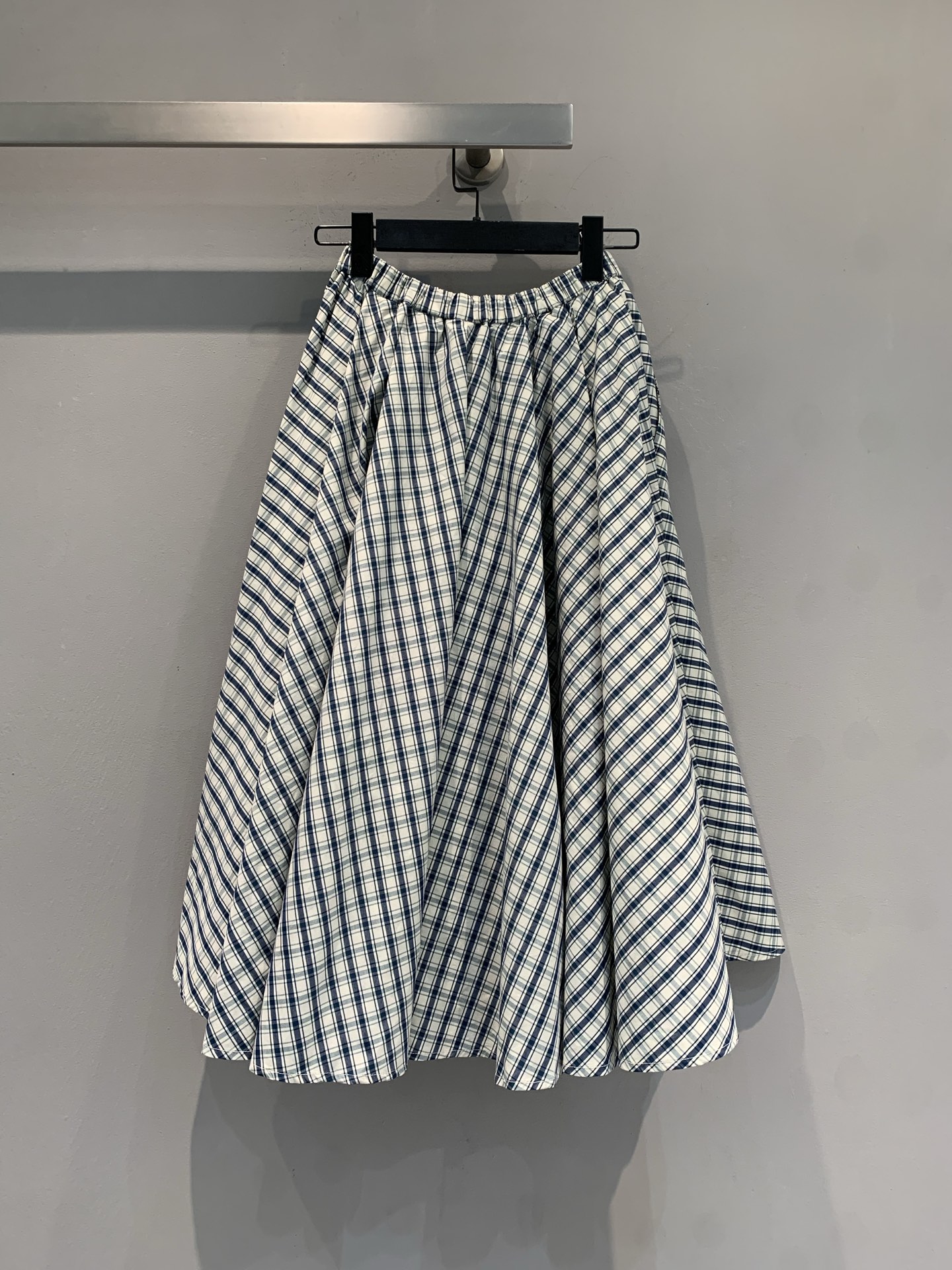 新款🆕 原版开发 Prad*春夏系列松紧腰细格纹半裙。 黑白细格纹设计，复古又清新，伞裙结构超有层次感，