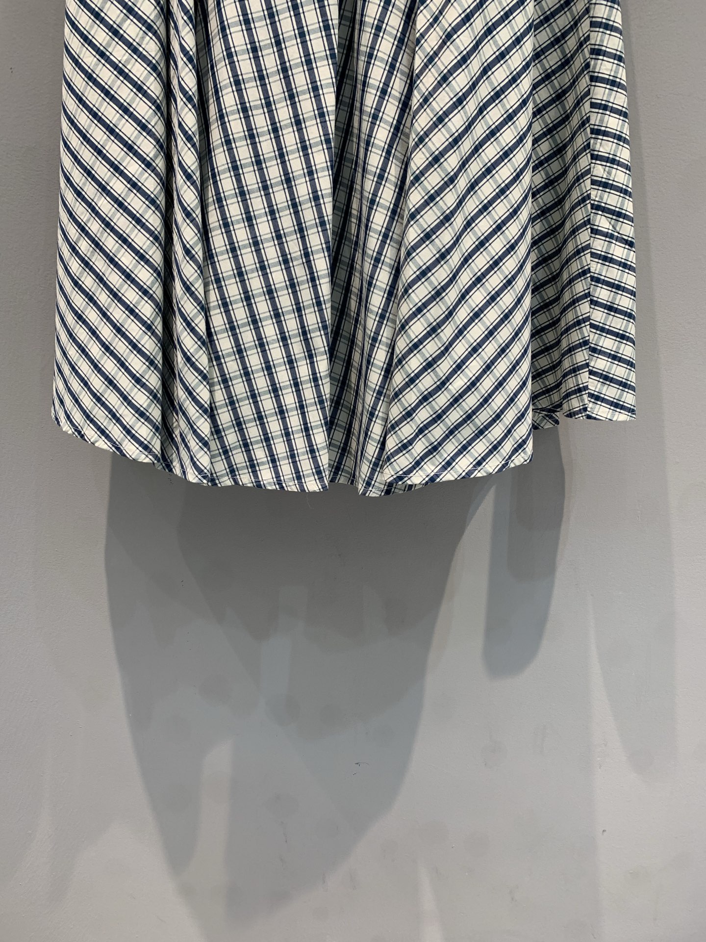 新款🆕 原版开发 Prad*春夏系列松紧腰细格纹半裙。 黑白细格纹设计，复古又清新，伞裙结构超有层次感，