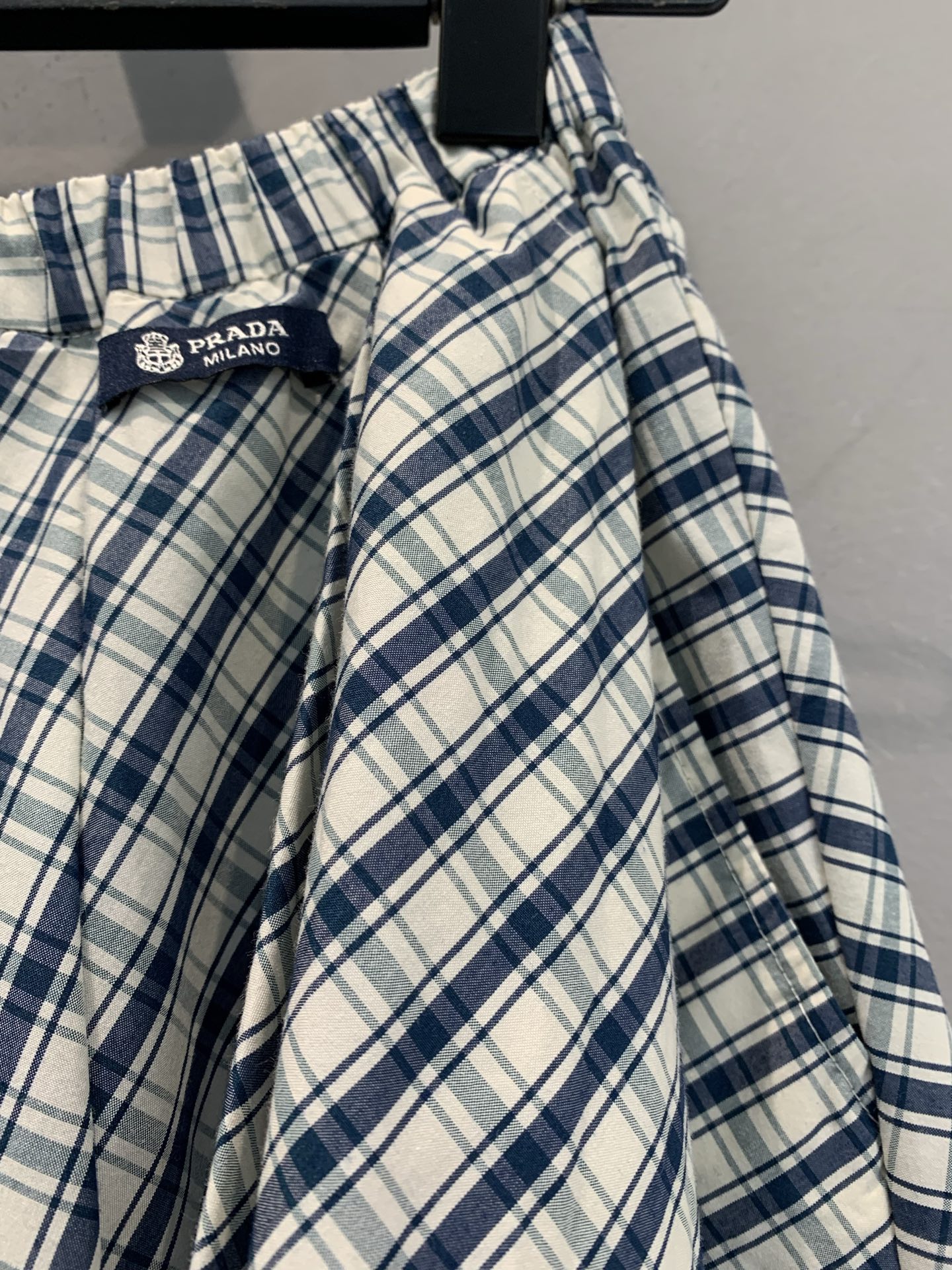 新款🆕 原版开发 Prad*春夏系列松紧腰细格纹半裙。 黑白细格纹设计，复古又清新，伞裙结构超有层次感，