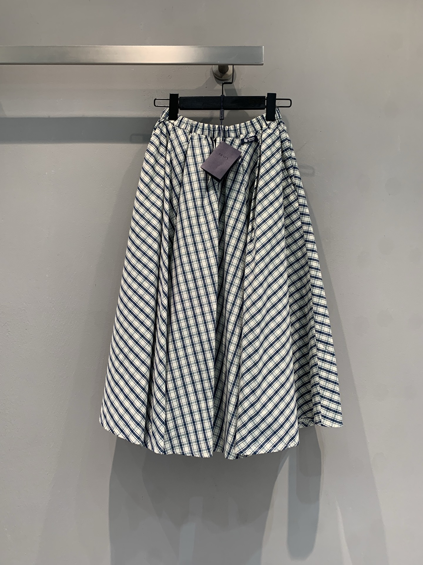 新款🆕 原版开发 Prad*春夏系列松紧腰细格纹半裙。 黑白细格纹设计，复古又清新，伞裙结构超有层次感，
