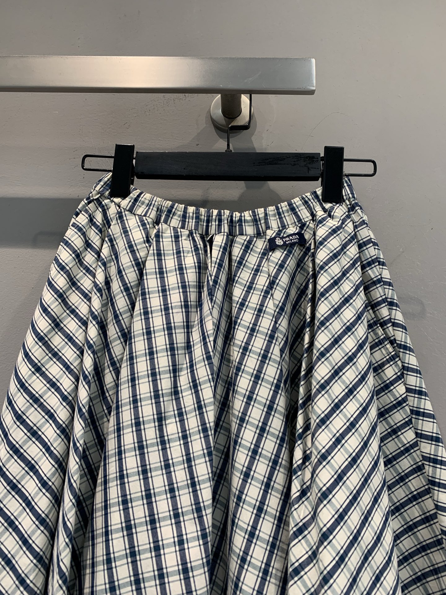 新款🆕 原版开发 Prad*春夏系列松紧腰细格纹半裙。 黑白细格纹设计，复古又清新，伞裙结构超有层次感，