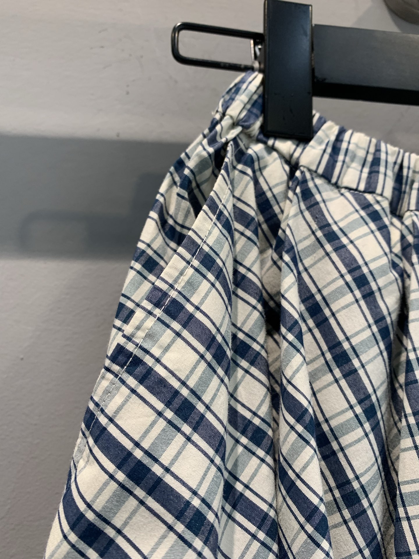 新款🆕 原版开发 Prad*春夏系列松紧腰细格纹半裙。 黑白细格纹设计，复古又清新，伞裙结构超有层次感，