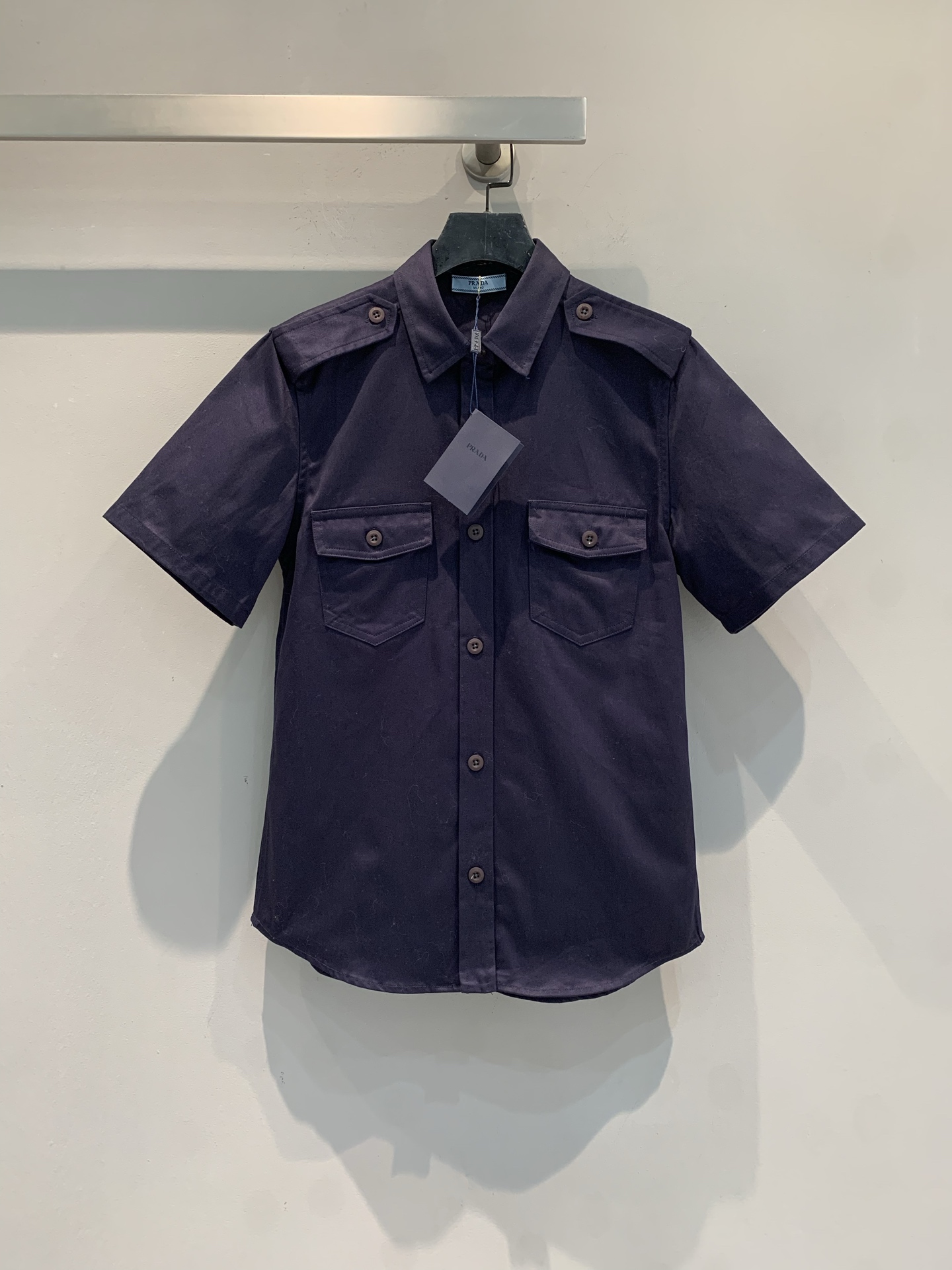 NO:805635,The new model is on the way. M original development Prad* spring and summer series work style short-sleeved shirt, lapel multi-pocket design, both military style and daily practicality. High-quality cotton fabric, breathable and comfortable, perfect for spring and summer!  Miuccia Prada and Raf Simons teamed up to create a mix of uniform elements and 1950s skirts and wide-leg pants, giving it a full sense of freedom. Whether commuting or outdoors, it can be easily controlled, fashionable and practical!  Size SML,,miumiu,prada,skirts,shirts,T-shirt,19860909新款出货啦M原版开发 Prad*春夏系列工装风短袖衬衫,翻领多口袋设计,军事风与日常实用感兼具.高品质棉质面料,透气舒适,春夏穿超合适！Miuccia Prada和Raf Simons联手打造,制服元素混搭50年代裙装与阔腿裤,自由感满满～无论通勤还是户外,都能轻松驾驭,时尚又实用！码数SML,,miumiu,prada,skirts,shirts,T-shirt,,Women's clothing