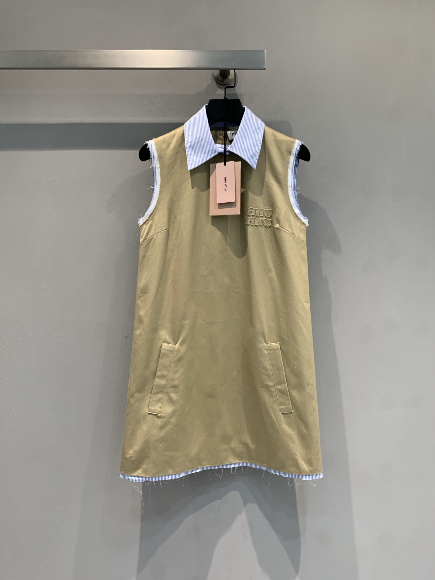 NO:795454,The new model has been shipped. M is a fake two-piece sleeveless dress from the Miumi* spring and summer series originally developed by Miumi*. It is spliced ​​with blue and white plaid lapels and is full of college style!  The twill cotton material is light and breathable, super comfortable to wear in spring and summer. The fake two-piece design + embroidered logo on the chest is full of details. The hem is elasticated and closed, making you look slimmer and taller. It can be easily controlled for commuting, dating, and daily life. Pair it with white shoes or loafers for a fresh and elegant look!  Code numberSML,,miumiu,loafers,skirts,19860909新款出货啦M 原版开发 Miumi*春夏系列假两件撞色无袖连衣裙,拼接蓝白格纹翻领,学院风满满！斜纹棉布材质轻盈透气,春夏穿超舒服.假两件设计+胸前刺绣徽标,细节感拉满.下摆松紧收口,显瘦又显高,通勤、约会、日常都能轻松驾驭,搭配小白鞋或乐福鞋,清新优雅get！码数SML,,miumiu,loafers,skirts,,Women's clothing