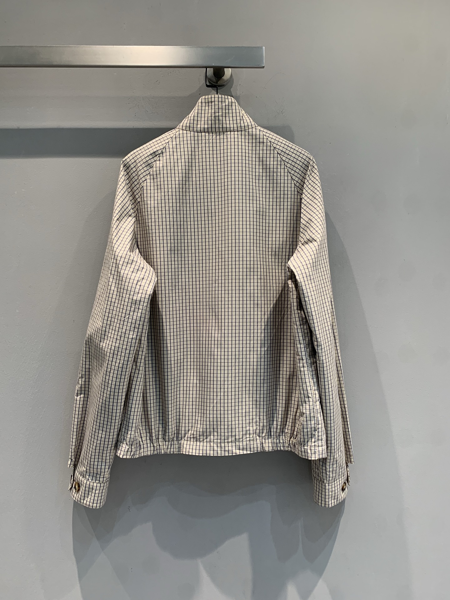 新款 原版开发 Miumi*早春系列立领格纹夹克，浅米色底配棕灰细格纹，复古又柔美。立领+胸口刺绣徽标，