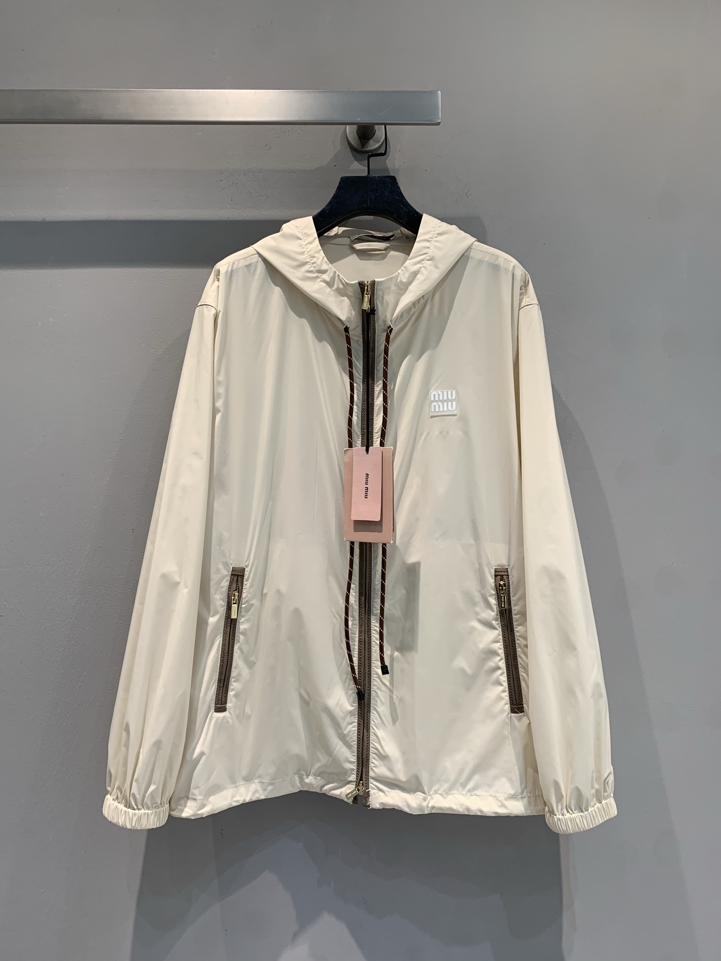 NO:795464,The new model is shipping. M is the original developed Miumi* spring and summer series off-white hooded sun protection jacket. It is light and breathable, with UPF50+ sun protection. It is perfect for outdoor activities!  Simple design + brand logo, perfect for recognition. Drawstring hood, zipper pockets, practical and fashionable, loose fit is super friendly to the body, easy to manage in spring and summer commuting, hiking, and traveling, comfortable and versatile!  Size SML,,miumiu,jackets & coats,hats,19860909新款出货啦M 原版开发 Miumi*春夏系列米白色连帽防晒外套,轻薄透气,UPF50+防晒力,户外活动超适合！简约设计+品牌Logo,辨识度满分.抽绳连帽、拉链口袋,实用又时髦,宽松版型对身材超友好,春夏通勤、徒步、旅行都能轻松驾驭,舒适又百搭！码数SML,,miumiu,jackets & coats,hats,,Women's clothing