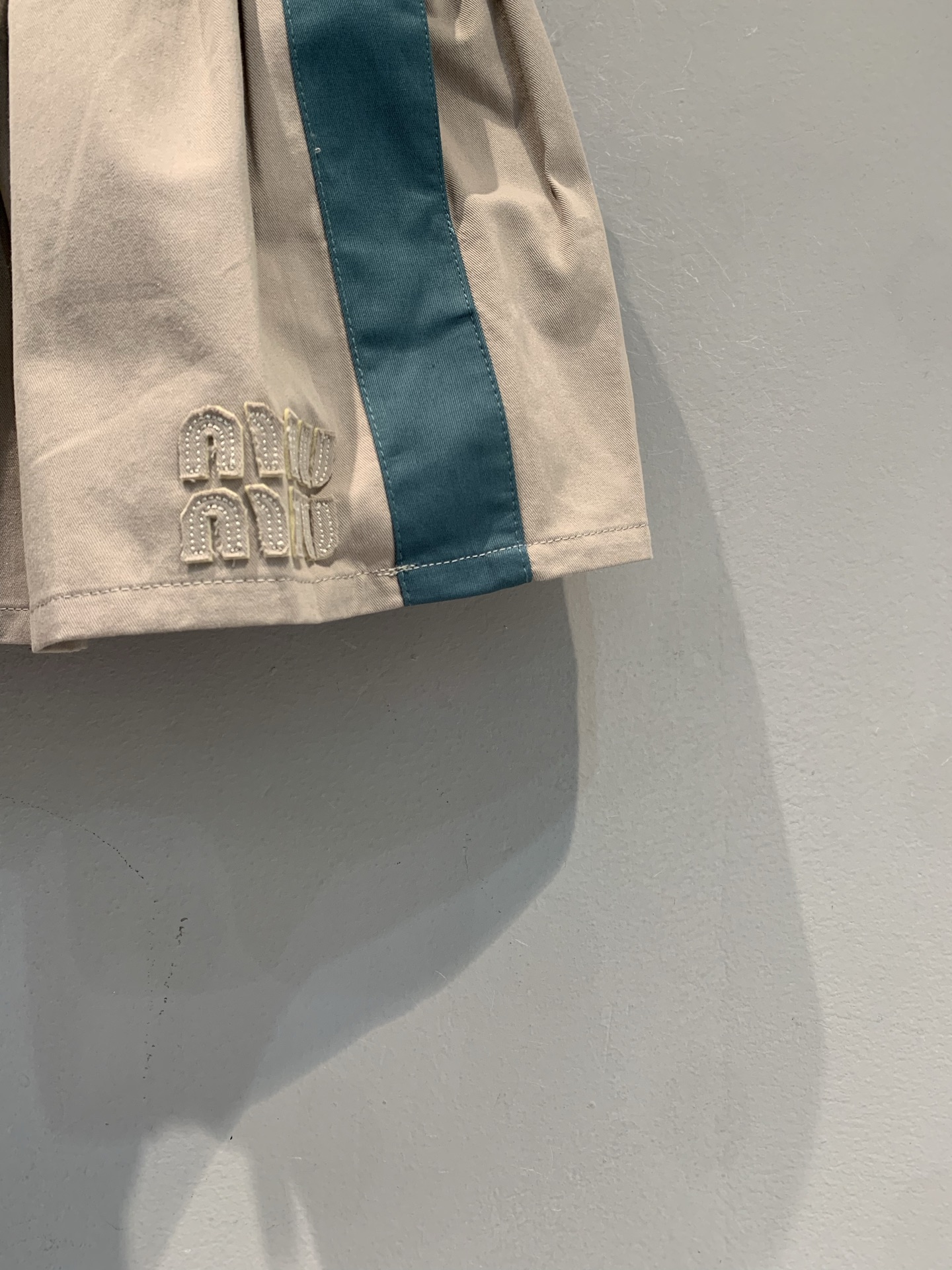 新款 原版开发 Miumi*春夏系列运动风撞色短裙，卡其+墨绿拼接，简约又有活力！轻质棉料，穿着超舒适，