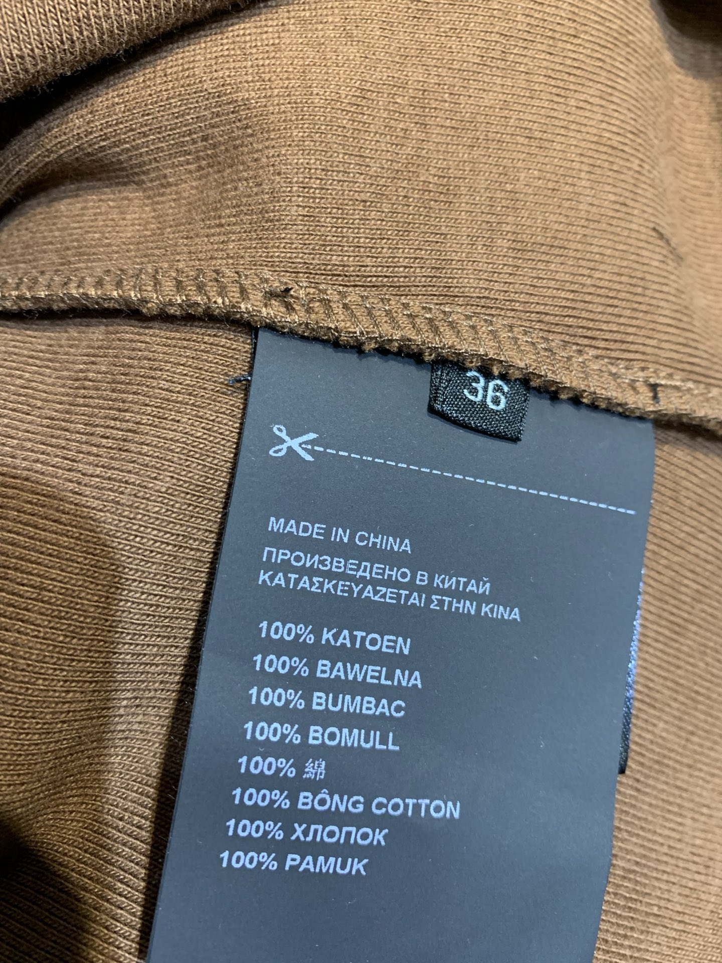 新款 原版开发 Prad*春夏系列撞色边吊带背心，柔软针织面料，贴合舒适，夏天穿超合适！领口蓝色拼接+三