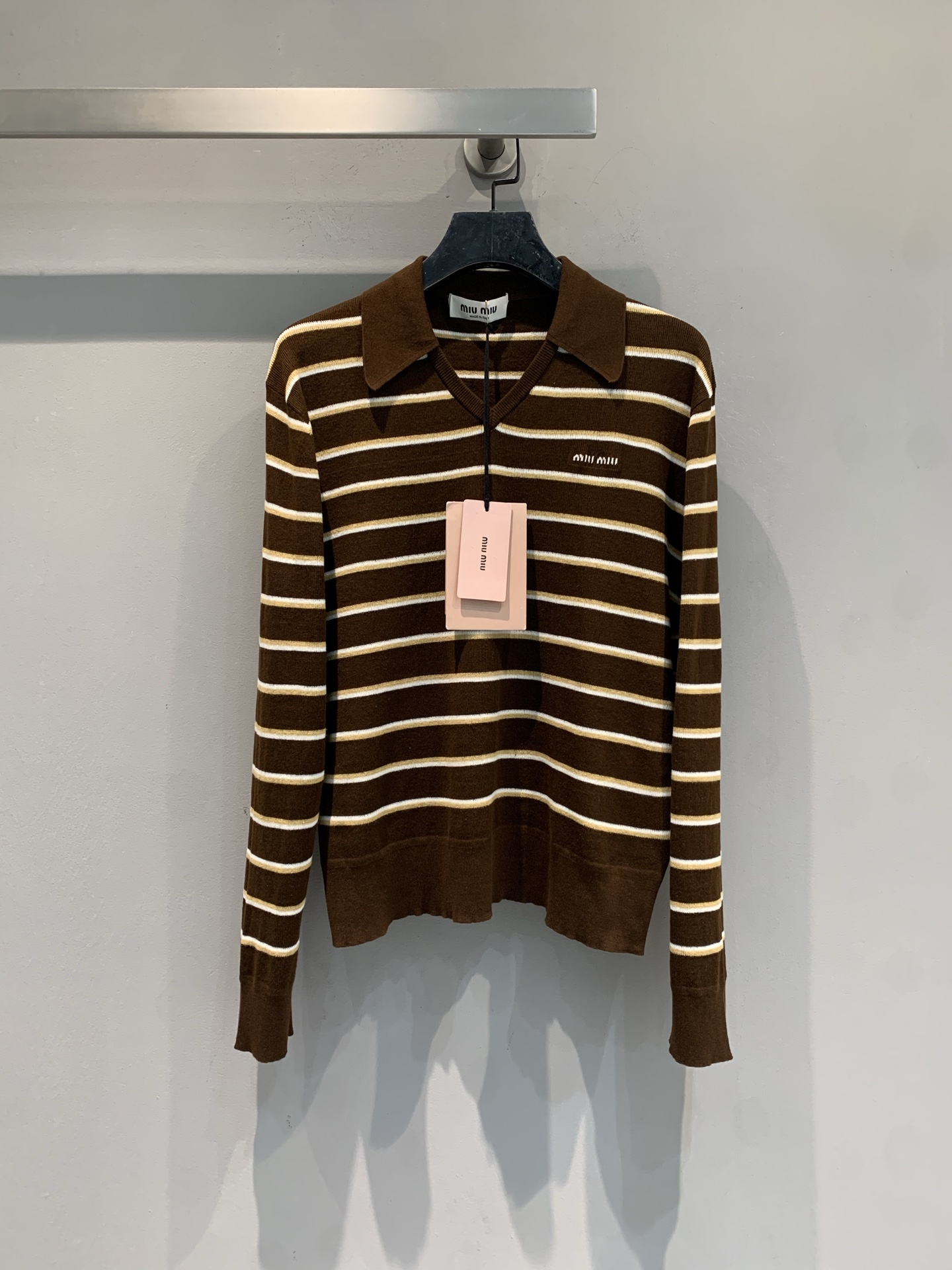 新款 原版开发 Miumi*早春新款棕色拼白色条纹针织Polo衫，学院风满满，翻领设计修饰颈部线条，单排