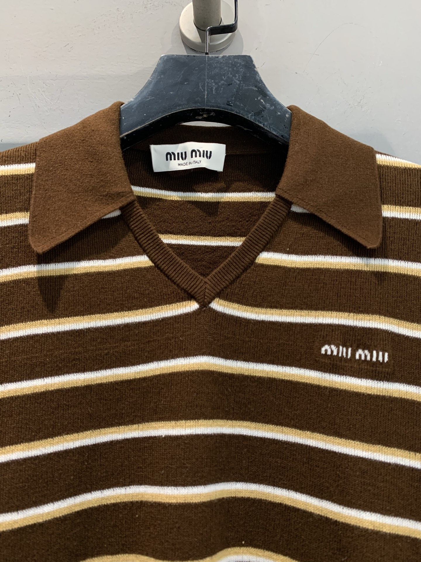 新款 原版开发 Miumi*早春新款棕色拼白色条纹针织Polo衫，学院风满满，翻领设计修饰颈部线条，单排