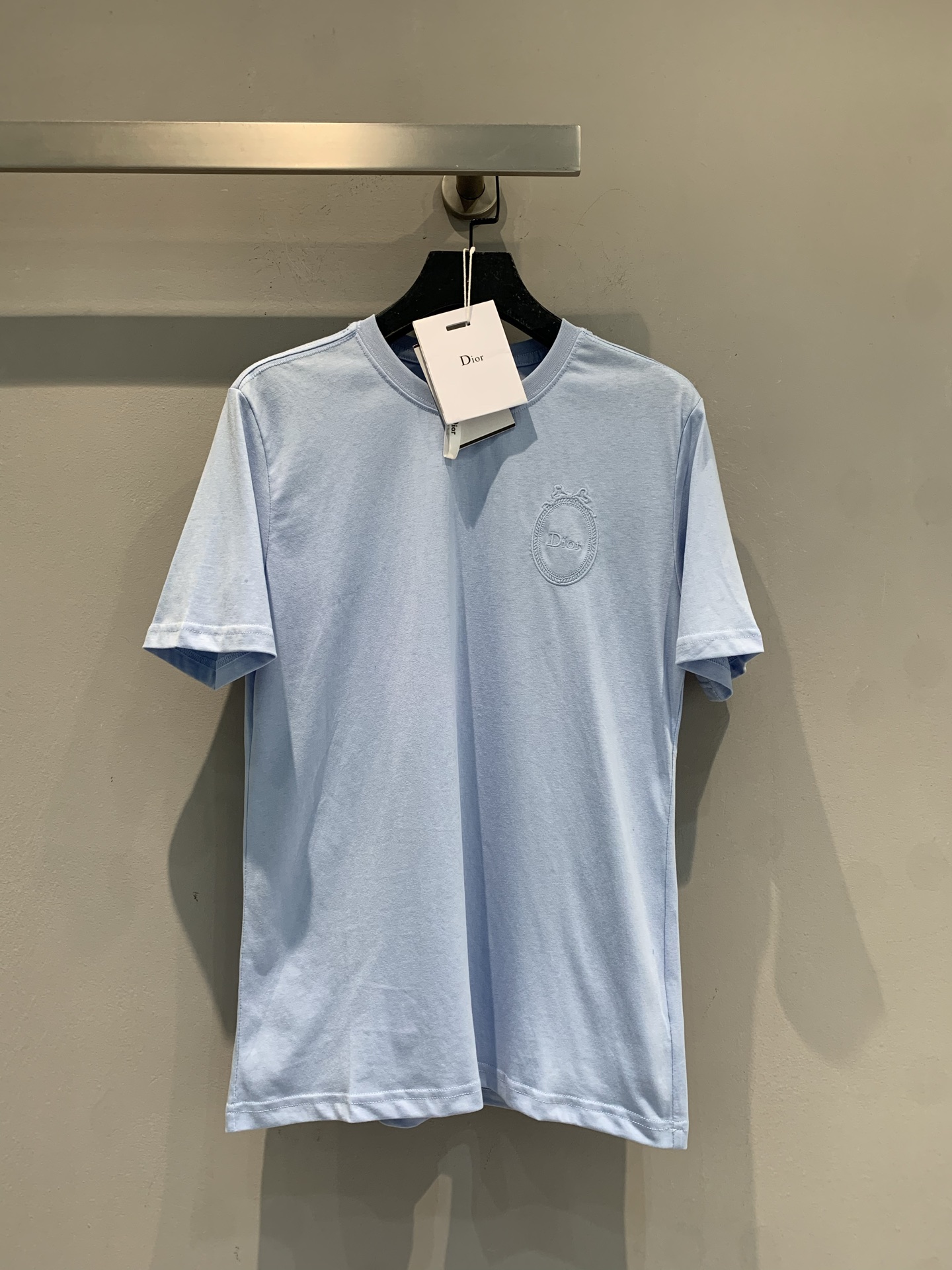 NO:835270,The new model has been shipped. The original development CD spring and summer new fashionable and versatile badge embroidered round neck short-sleeved T-shirt is made of high-quality cotton fabric, soft and skin-friendly, and super comfortable to wear in summer!  The logo embroidery on the chest is exquisite, low-key and recognizable. The loose version of the shoulders modifies the body shape and is suitable for all body types. It can be easily used for daily or luxury occasions. Paired with jeans or skirts, it is simple and advanced, and you can easily get a sense of fashion. Sizes are SML, skirts, jeans, T-shirts, tees, t-shirts,19860909新款出货啦 原版开发 CD春夏新款时髦百搭徽章刺绣圆领短袖T恤,采用高品质棉质面料,柔软亲肤,夏天穿超舒服！胸前Logo刺绣精致,低调又有辨识度.正肩宽松版型,修饰身形,适合各种身材.日常或轻奢场合都能轻松驾驭.搭配牛仔裤或半裙,简约又高级,轻松get时尚感.码数SML,,skirts,jeans,T-shirt,tees，t-shirt,,Women's clothing