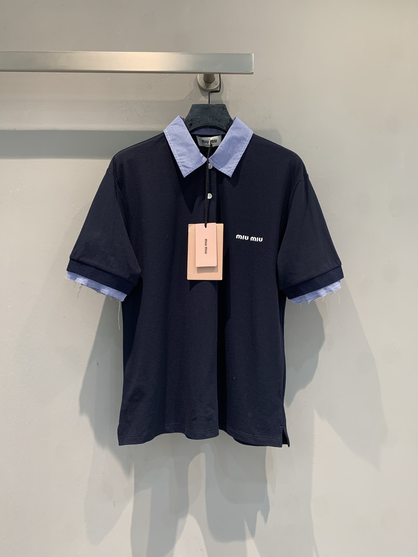 NO:801347,The new model is shipped. M original development Miumi* spring and summer series plaid splicing Polo shirt. The pique cotton material is soft and breathable, and it is super comfortable to wear in summer!  The main color is dark blue + blue and white plaid collar and cuffs. The fake two-piece design is super layered. 'Miu Miu' embroidery on the chest gives a full sense of brand. The loose fit is slim and tolerant. Wear it alone or paired with a pleated skirt or jeans. It has a college style. It can be easily used for commuting, dating, and daily outings!  Code numberSML,,miumiu,skirts,jeans,19860909新款出货啦M原版开发 Miumi*春夏系列格纹拼接Polo衫,珠地棉材质柔软透气,夏天穿超舒服！深蓝主色+蓝白格纹领口袖口,假两件设计超有层次感.胸前“Miu Miu”刺绣,品牌感满满.宽松版型显瘦又包容,单穿or搭配百褶裙、牛仔裤都很学院风,通勤、约会、日常出街都能轻松驾驭！码数SML,,miumiu,skirts,jeans,,Women's clothing