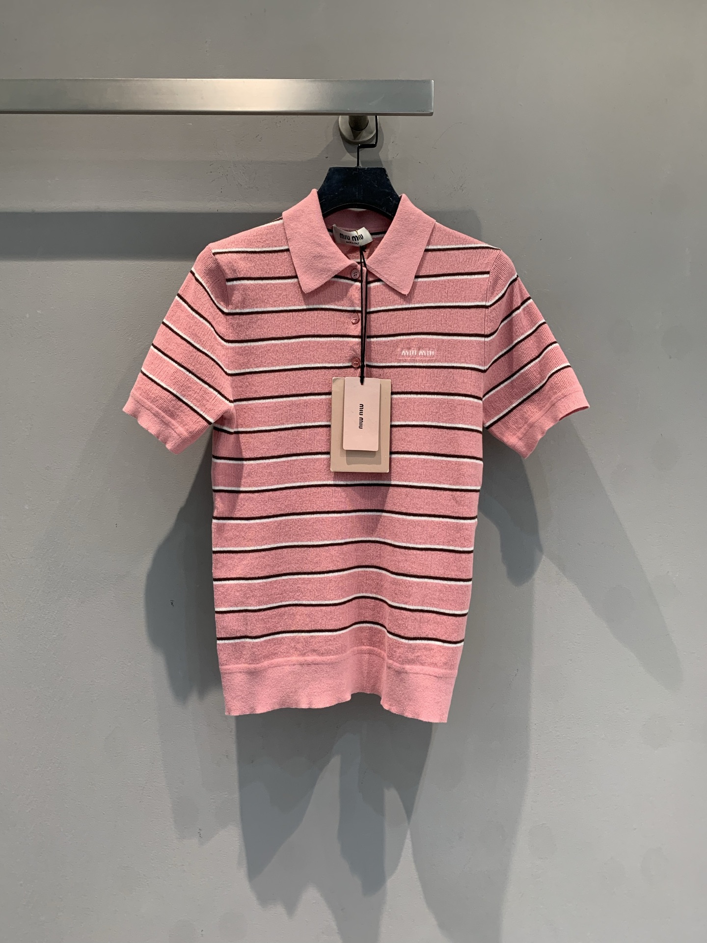 NO:835814,The new model is shipping. Originally developed by Miumi*, the new fashionable and versatile pink striped knitted Polo shirt for spring and summer, soft knitted fabric, mainly pink with dark and light stripes, full of girly feel!  The ribbed neckline + right-shoulder tailoring modifies the shoulder lines, making you look slimmer and more elegant. The small logo on the chest low-key highlights the brand, and the slim fit outlines the waistline. It looks great with short skirts and jeans!  Lightweight and breathable in spring and summer, it can be easily used for commuting and leisure. Size SML, miumiu, skirts, jeans,19860909新款出货啦 原版开发 Miumi*春夏新款时髦百搭粉色条纹针织Polo衫,柔软针织面料,粉色主调配深浅条纹,少女感满满！螺纹领口+正肩剪裁,修饰肩部线条,显瘦又显气质.胸口小Logo低调彰显品牌,修身版型勾勒腰线,搭配短裙、牛仔裤都超好看！春夏轻薄透气,通勤休闲都能轻松驾驭.码数SML,,miumiu,skirts,jeans,,Women's clothing