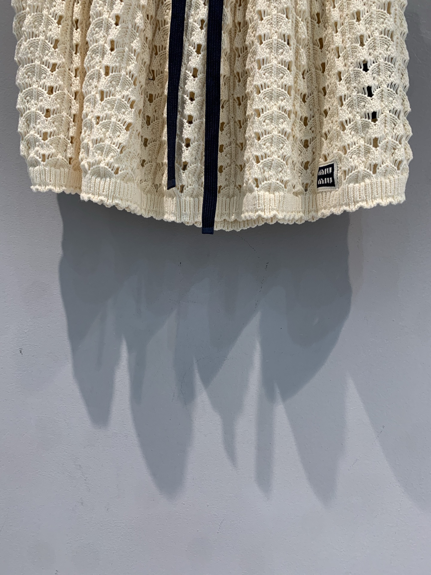新款 miumi*早春新款镂空钩花针织半裙，手工感镂空设计，透气又轻盈，春夏穿超舒服！黑色撞边勾勒轮廓，