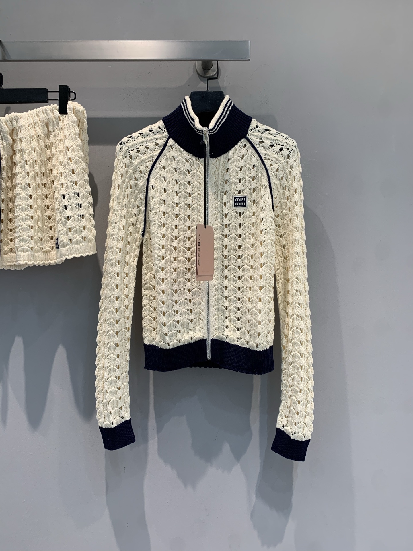 新款 原版开发 Miumi*早春系列镂空钩花针织开衫，奶油杏色搭配黑色撞边，甜酷复古风满分！手工钩织扇贝