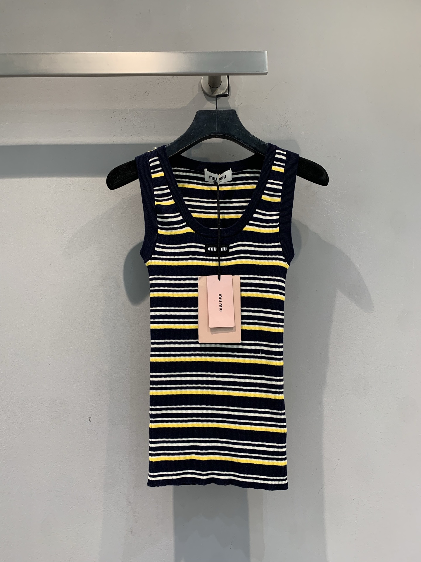NO:835836,The new model is shipping. Originally developed by Miumi*, the new fashionable and versatile V-neck striped knitted vest for spring and summer has a navy bottom with yellow and white stripes. It is retro and eye-catching!  The U-shaped collar + wide shoulder strap design modifies the shoulder and neck lines. The pitted knitted fabric has good elasticity and is close-fitting but not tight. Wear it alone with a denim skirt or a suit jacket to easily switch between American retro or commuter style. It is super refreshing to wear in summer. It is a must-have and versatile item in the wardrobe!  Size SML,,miumiu,skirts,jackets & coats,business suit,19860909新款出货啦 原版开发 Miumi*春夏新款时髦百搭V领条纹针织背心,藏青底配黄白条纹,复古又耐看！U型领+宽肩带设计,修饰肩颈线条,坑条针织面料弹性好,贴身显瘦不勒肉.单穿配牛仔短裙or西装外套,轻松切换美式复古or通勤风,夏天穿超清爽,是衣柜必备百搭单品！码数SML,,miumiu,skirts,jackets & coats,business suit,,Women's clothing