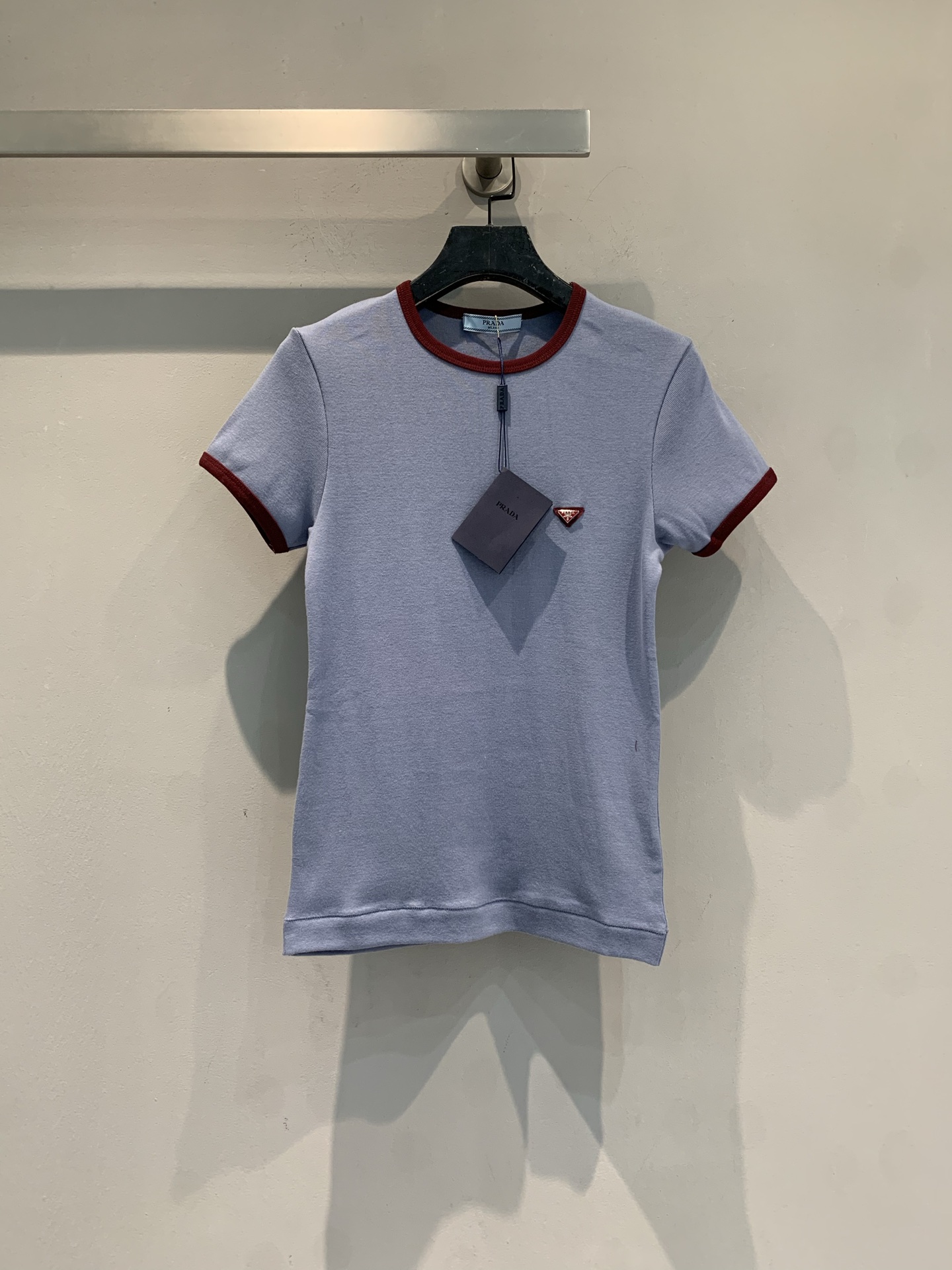 NO:835275,The new model has been shipped. The original development of Prad* spring and summer new fashionable and versatile triangle logo contrasting color short-sleeved T-shirt is made of high-quality cotton, soft and skin-friendly, and has excellent breathability. It is super comfortable to wear in spring and summer!  The right-shoulder version + burgundy collar and cuff splicing are simple and detailed, and the triangular logo on the chest is very recognizable. It can be easily used for daily commuting and leisure, and it looks great with jeans or skirts. It is comfortable and fashionable, and you can easily get a high-end look!  Size SML,,prada,skirts,jeans,T-shirt,tees,t-shirt,19860909新款出货啦 原版开发 Prad*春夏新款时髦百搭三角标撞色短袖T恤,采用高品质棉料,柔软亲肤,透气性超棒,春夏穿超舒服！正肩版型+酒红领口袖口拼接,简约又有细节感,胸前三角Logo超有辨识度.日常通勤、休闲都能轻松驾驭,搭牛仔裤或半裙都很出彩,舒适又时髦,轻松get高级感穿搭！码数SML,,prada,skirts,jeans,T-shirt,tees，t-shirt,,Women's clothing