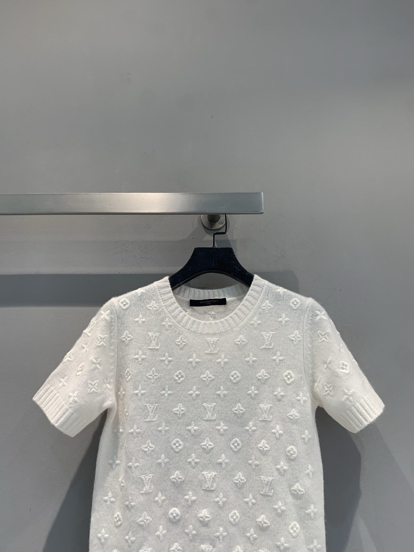 新款 原版开发 L家春夏系列立体字母羊绒短袖针织衫，采用高品质羊绒，柔软亲肤，穿着超舒适。立体浮雕老花刺